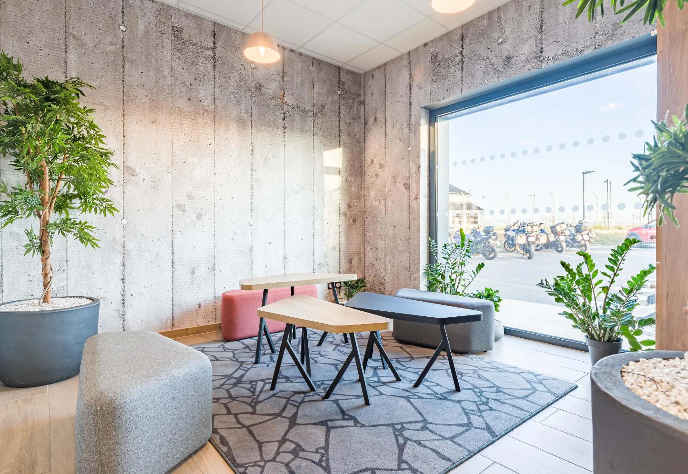 Seating area in B&B HOTEL Poitiers Aéroport