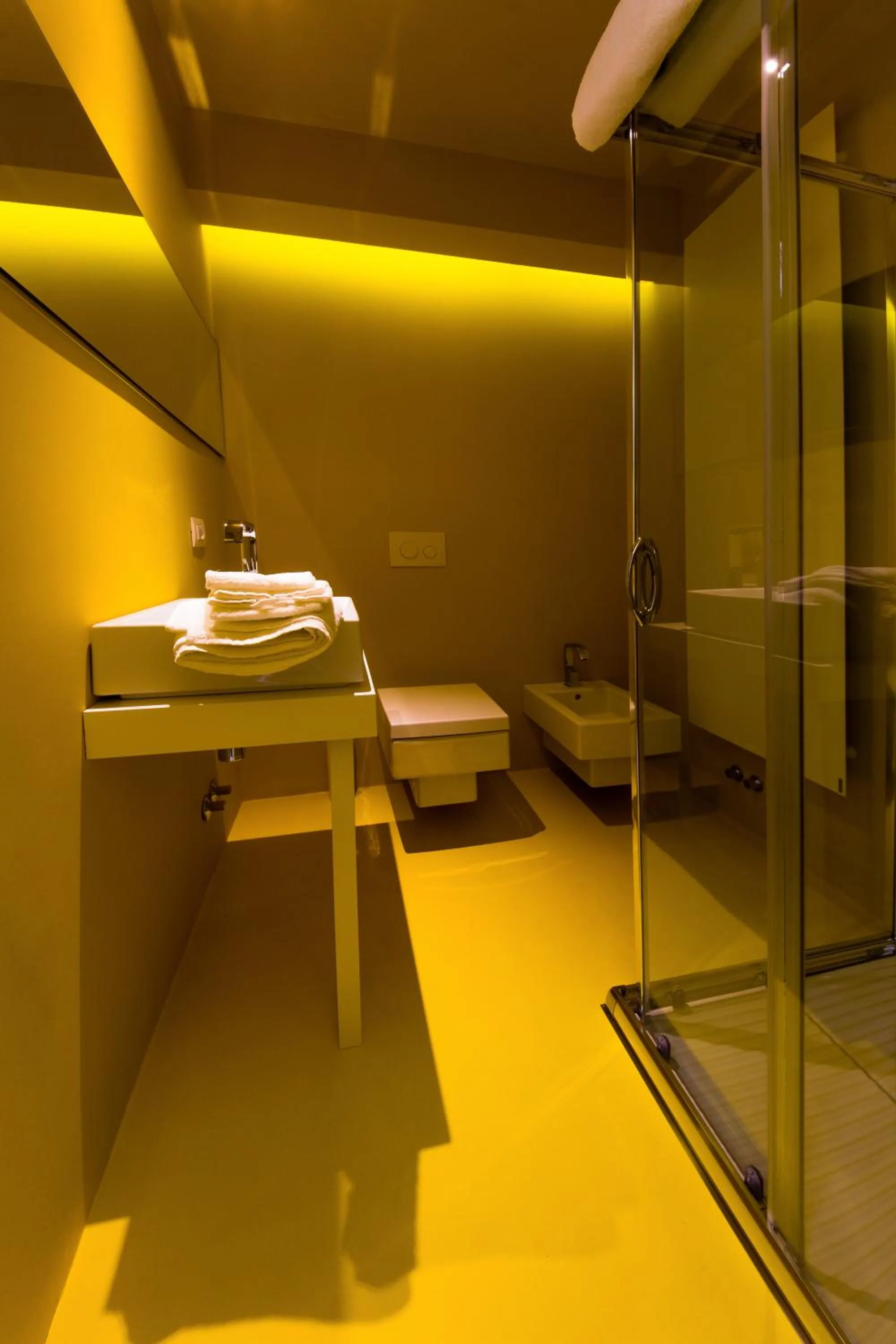 Toilet in Bed 'n Design