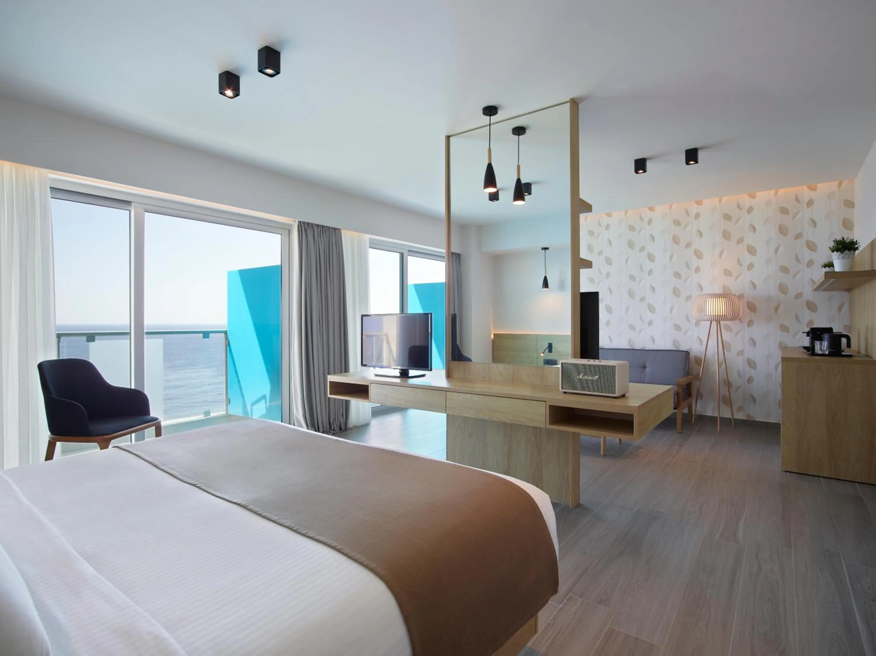 Photo of the whole room, Bed in Aquarium View Hotel