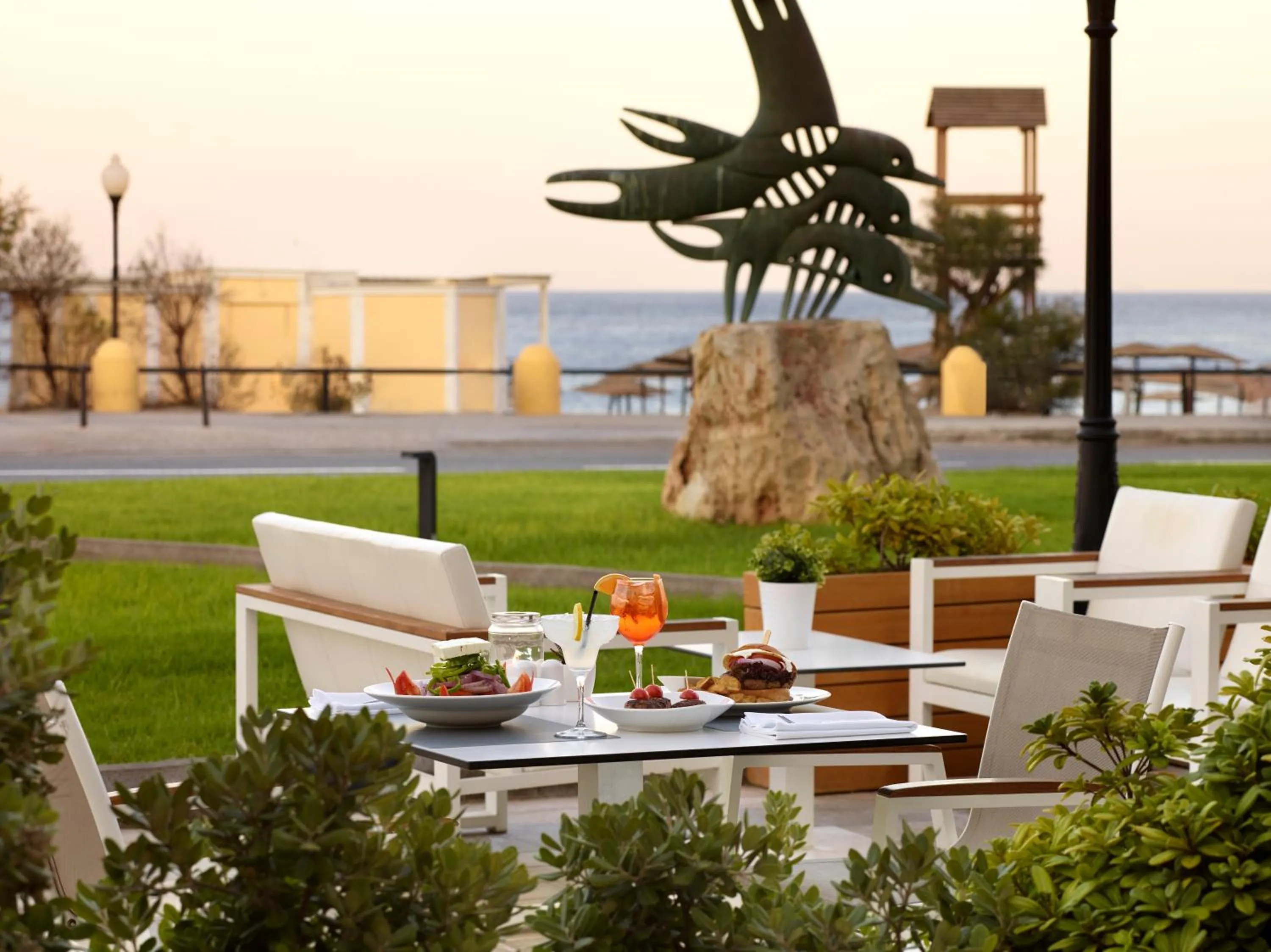 Restaurant/places to eat in Aquarium View Hotel