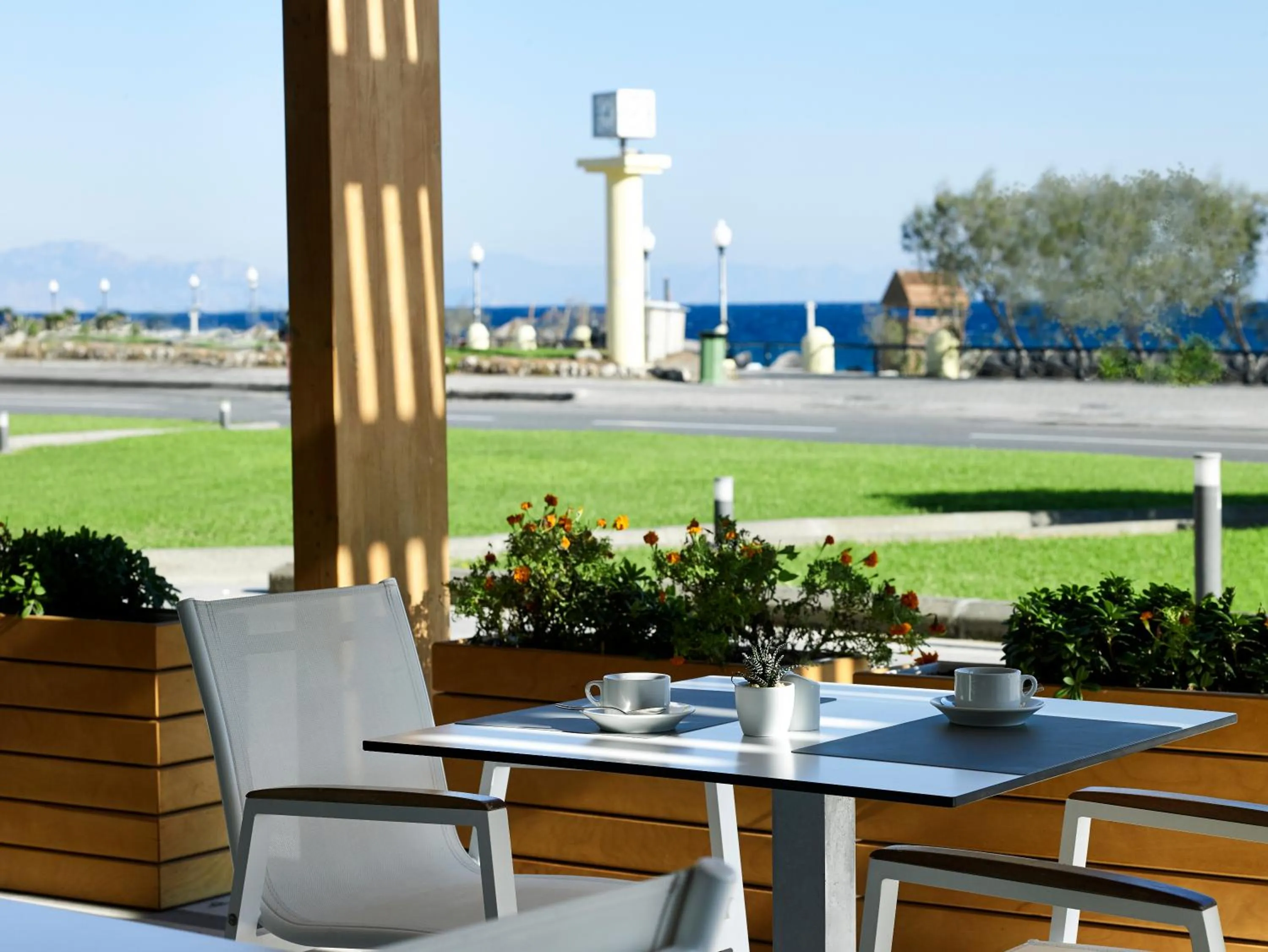 Restaurant/places to eat in Aquarium View Hotel