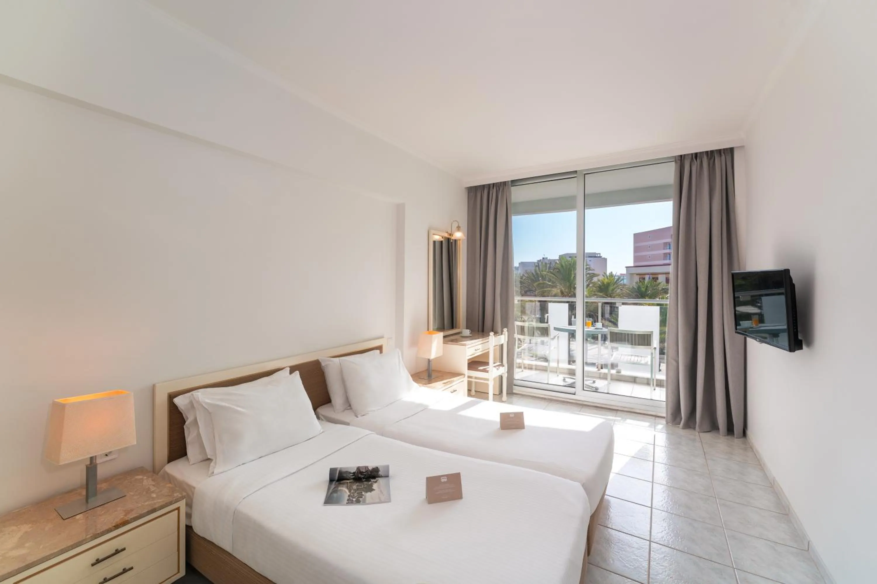 Bedroom, Bed in Aquarium View Hotel