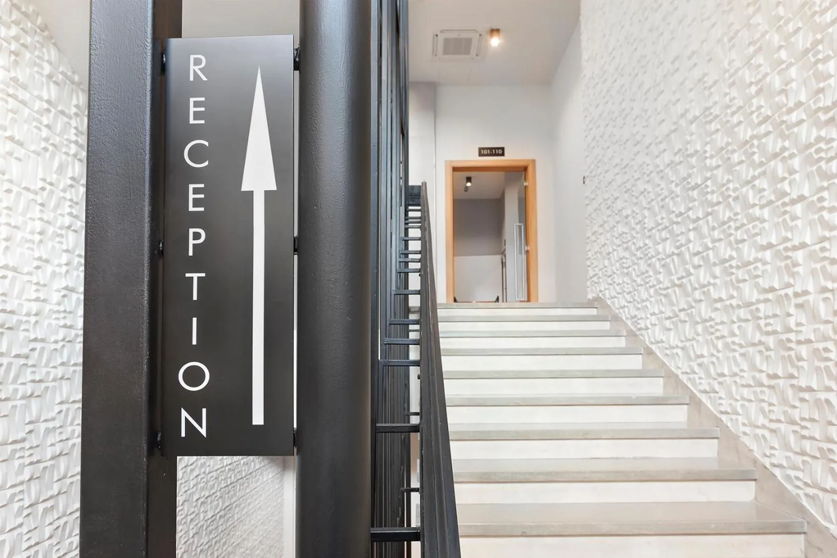 Property building in Kombinat Rooms City Center