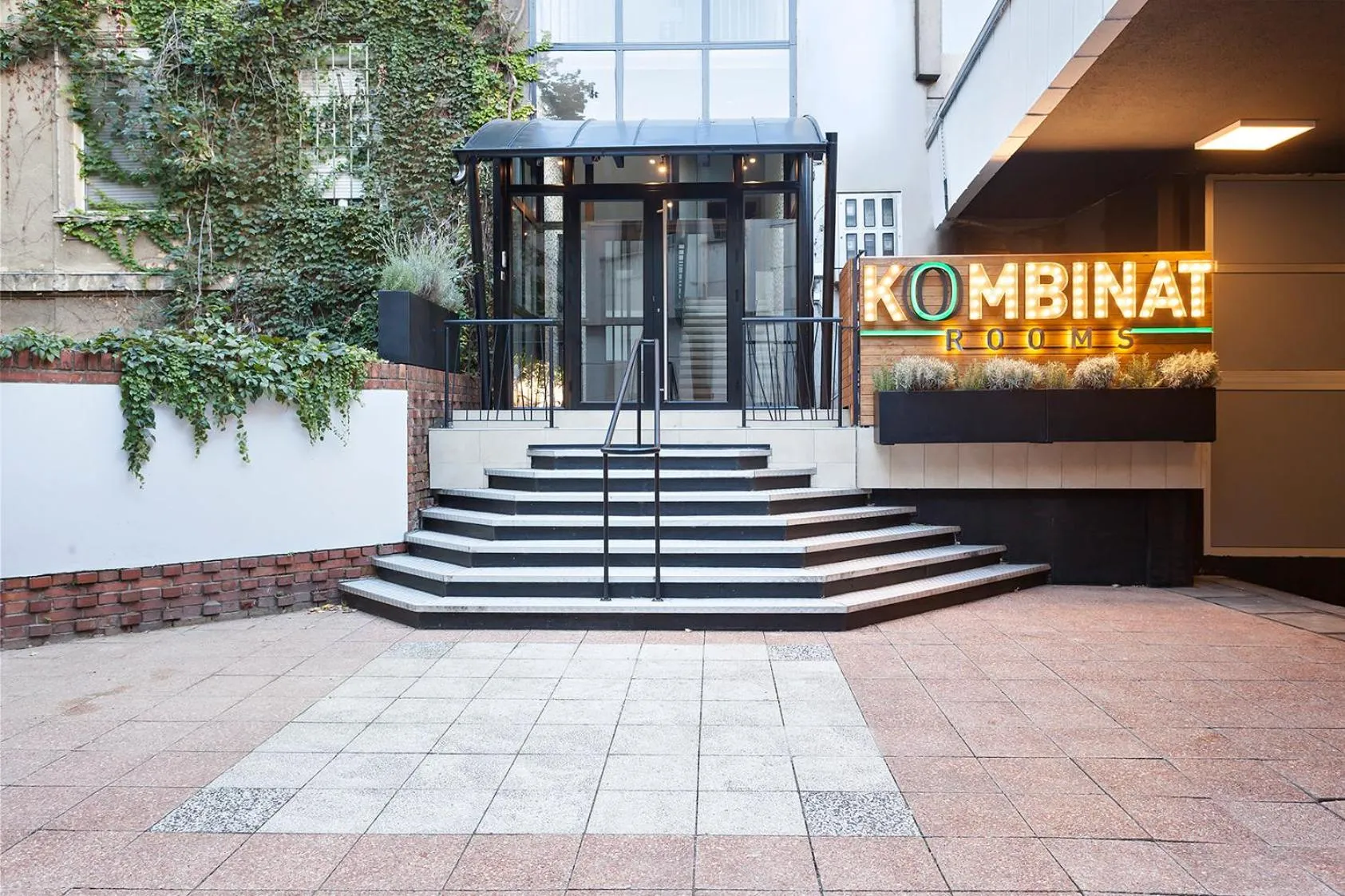 Property building in Kombinat Rooms City Center