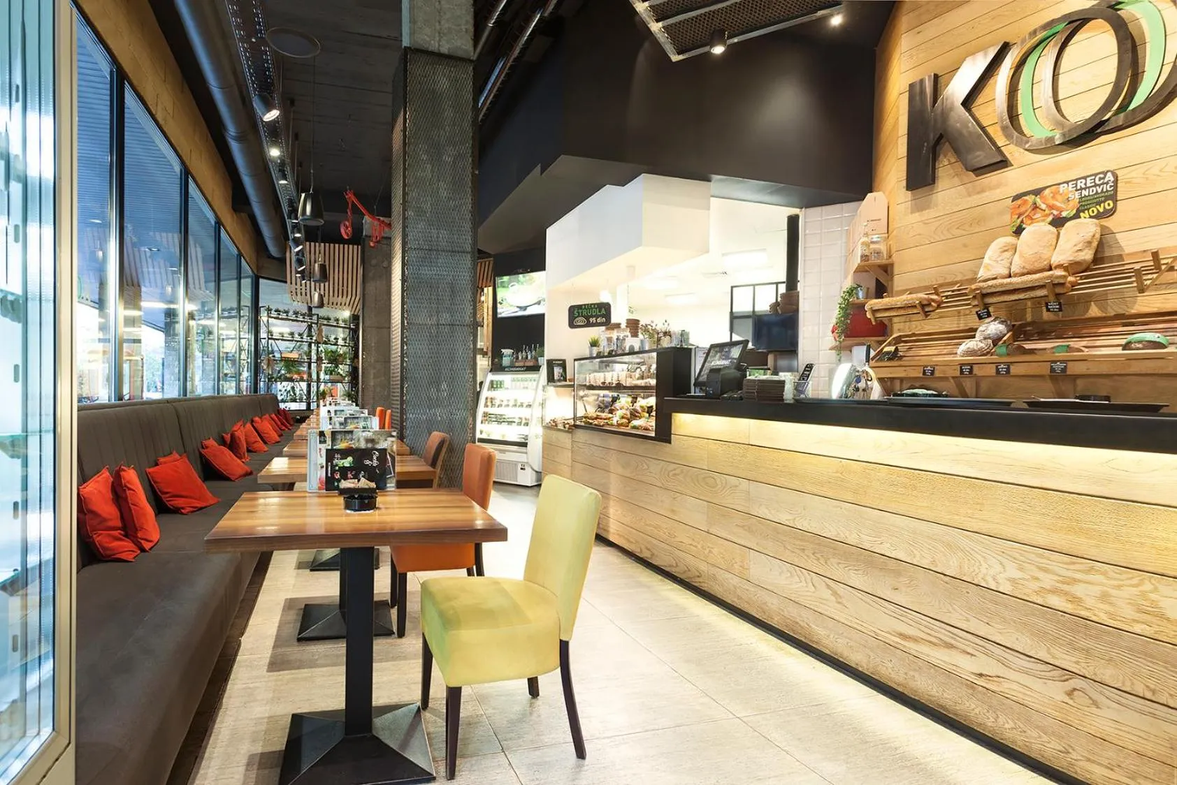 Restaurant/places to eat in Kombinat Rooms City Center