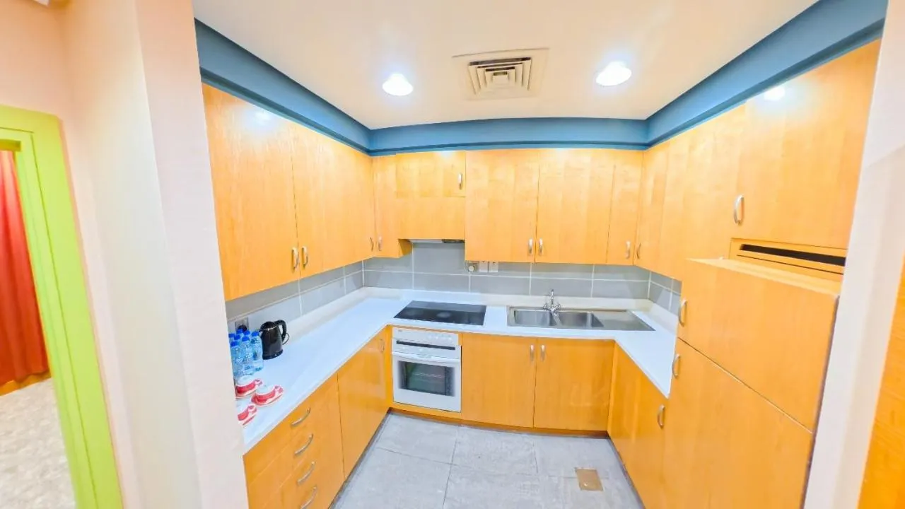 Kitchen or kitchenette, Bed in Oryx Grand Hotel Jebel Hafeet