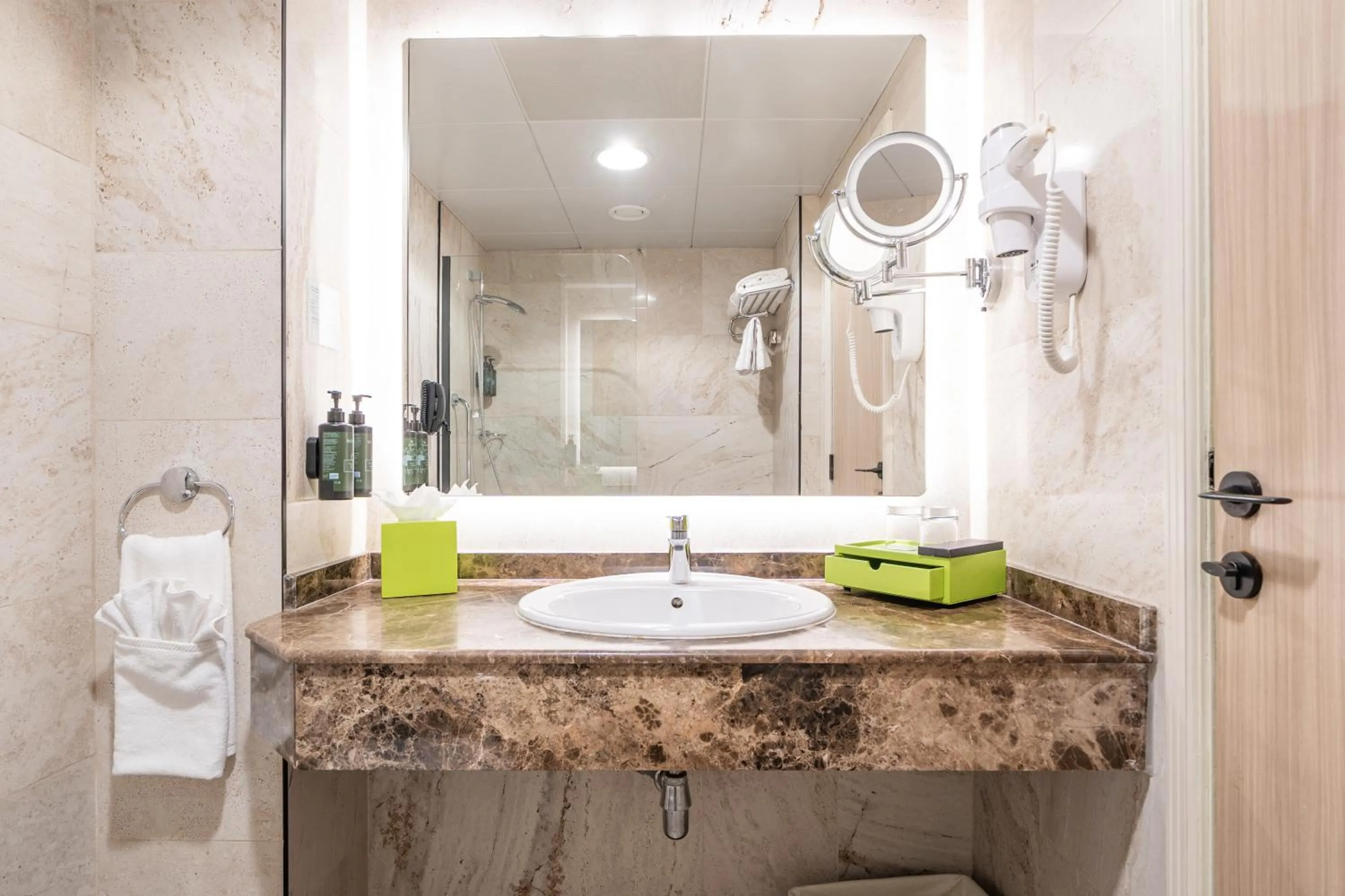 Shower in La Quinta by Wyndham Dubai Jumeirah