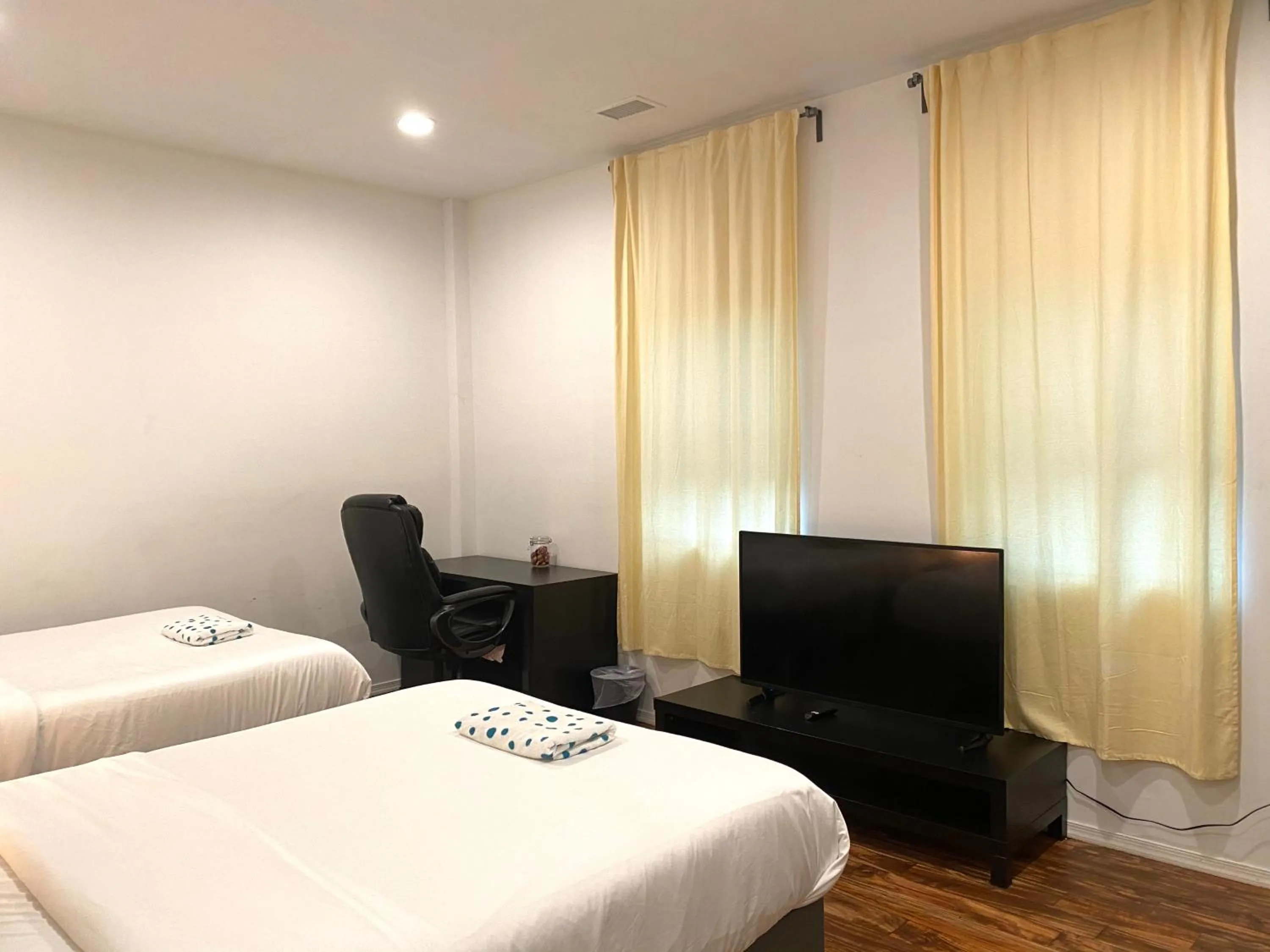 TV and multimedia, Bed in Alina & Fanny - Philadelphia Convention Center