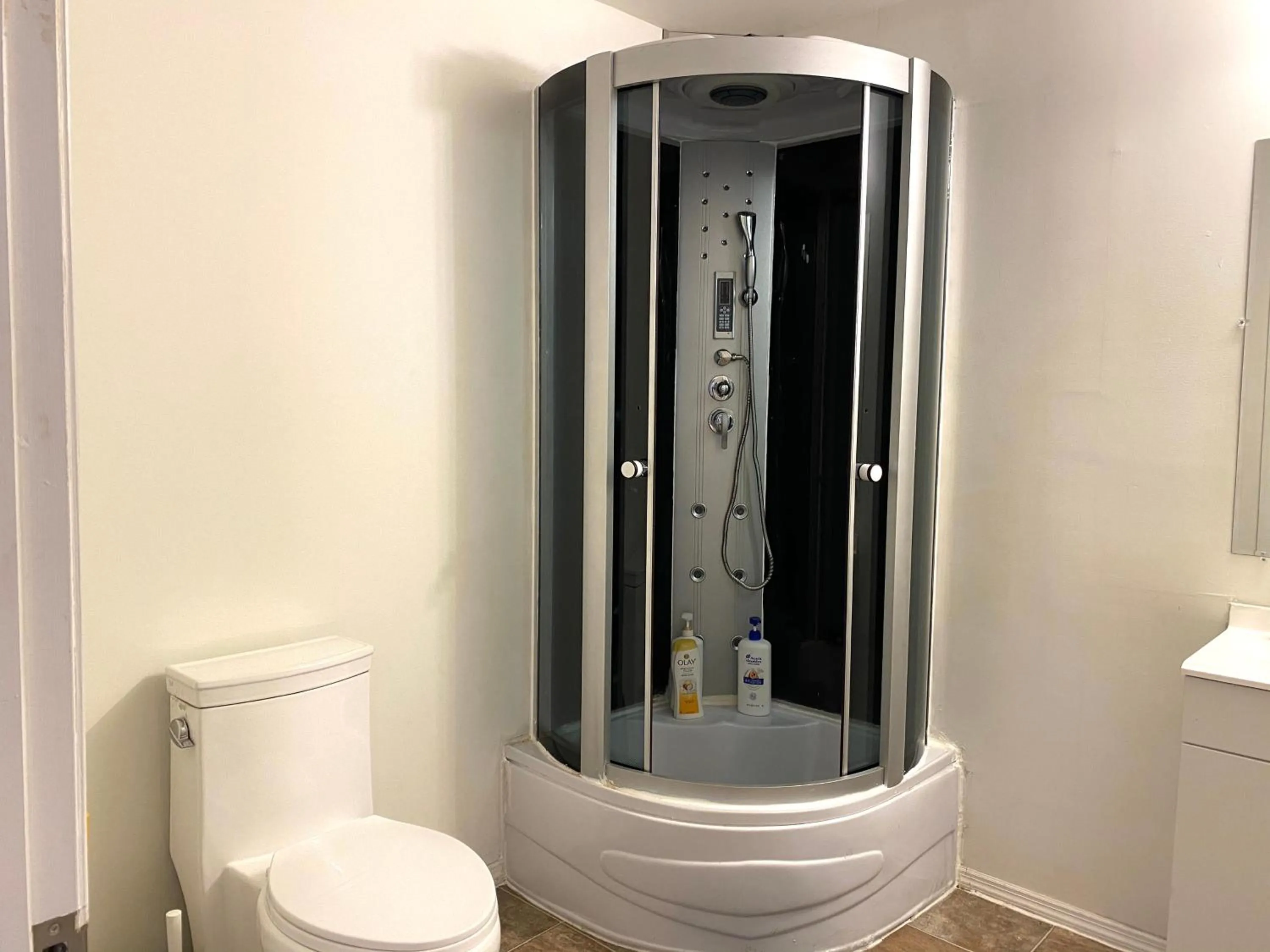 Bathroom in Alina & Fanny - Philadelphia Convention Center