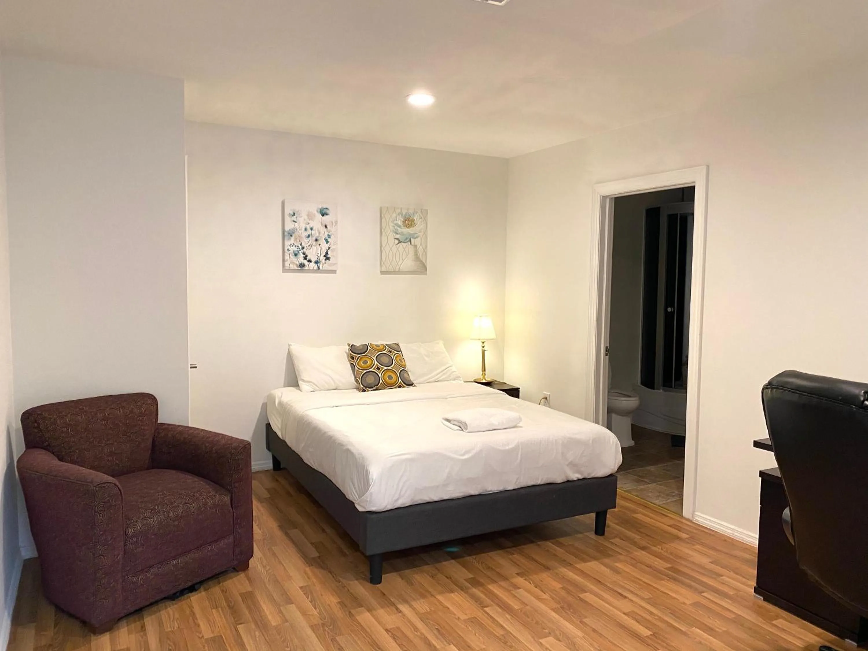 Photo of the whole room, Bed in Alina & Fanny - Philadelphia Convention Center