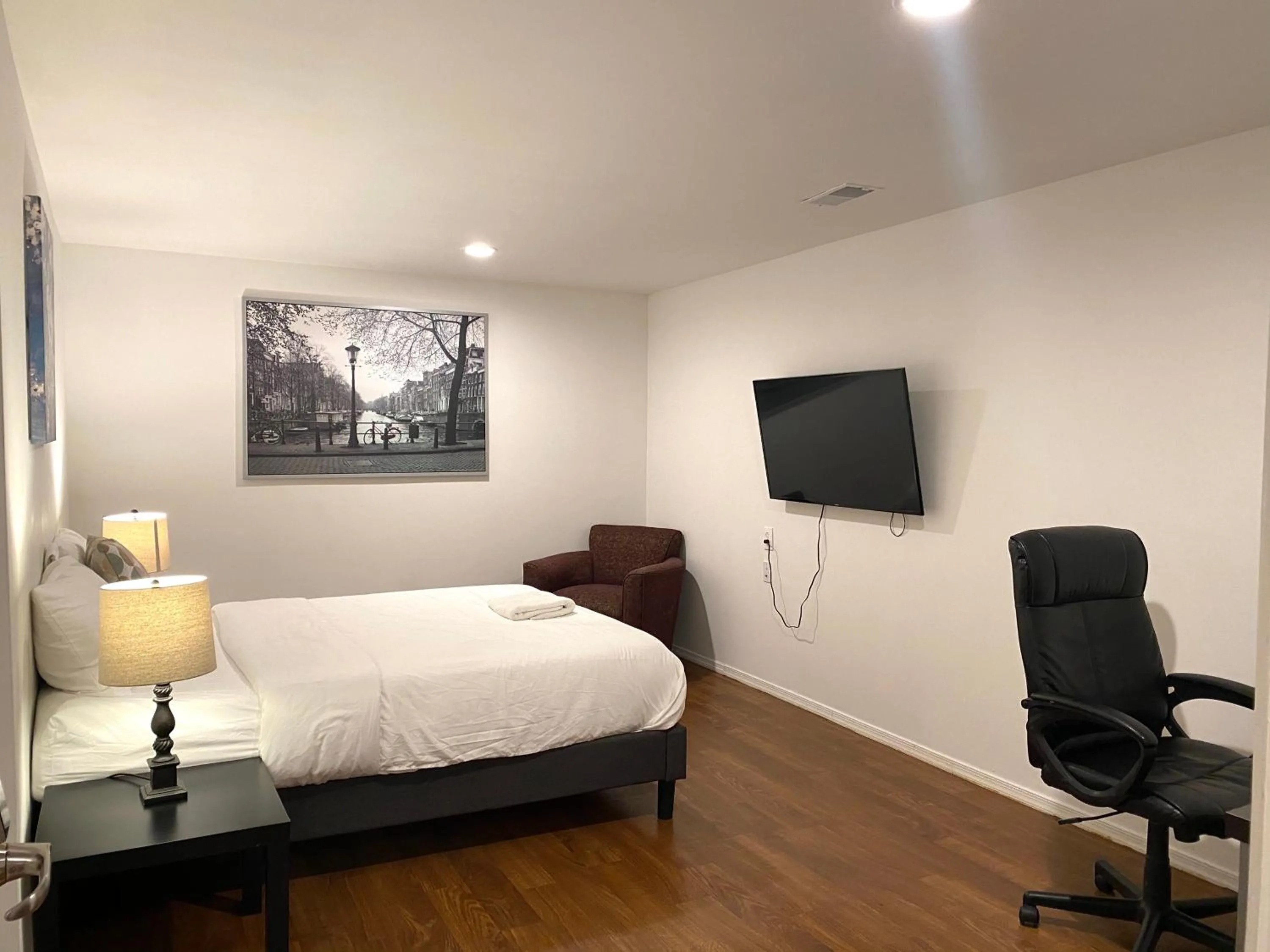 Photo of the whole room, Bed in Alina & Fanny - Philadelphia Convention Center