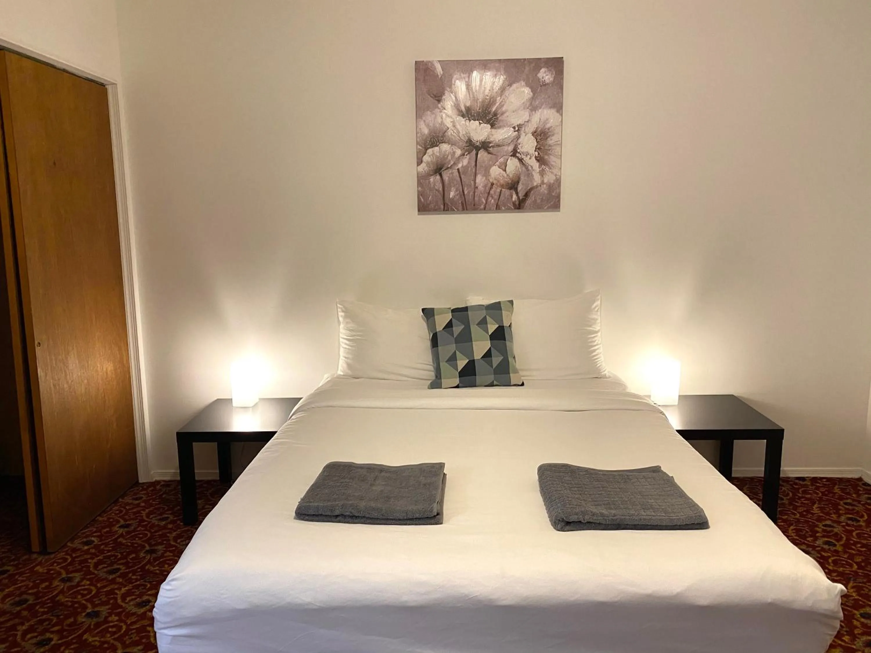 Bed in Alina & Fanny - Philadelphia Convention Center