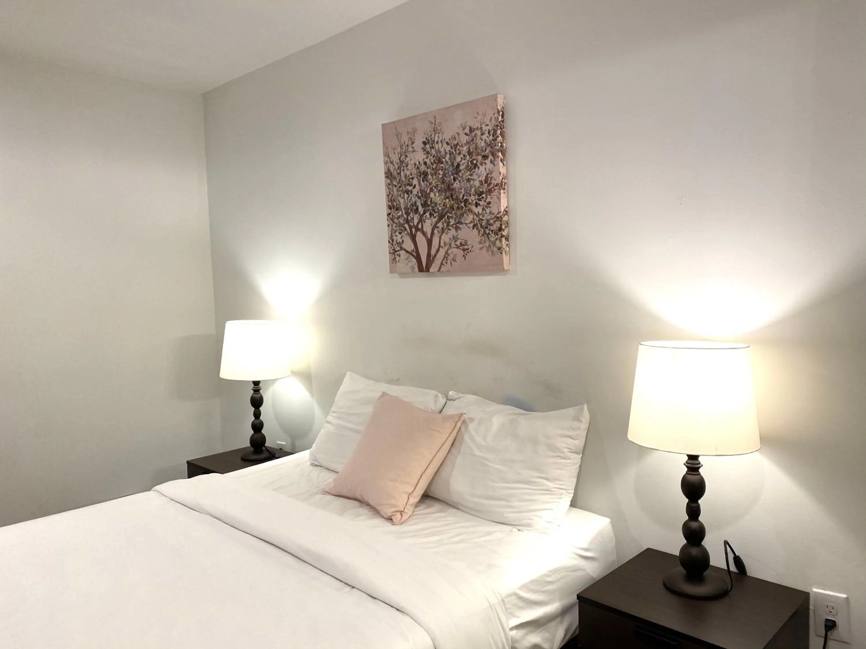 Bed in Alina & Fanny - Philadelphia Convention Center