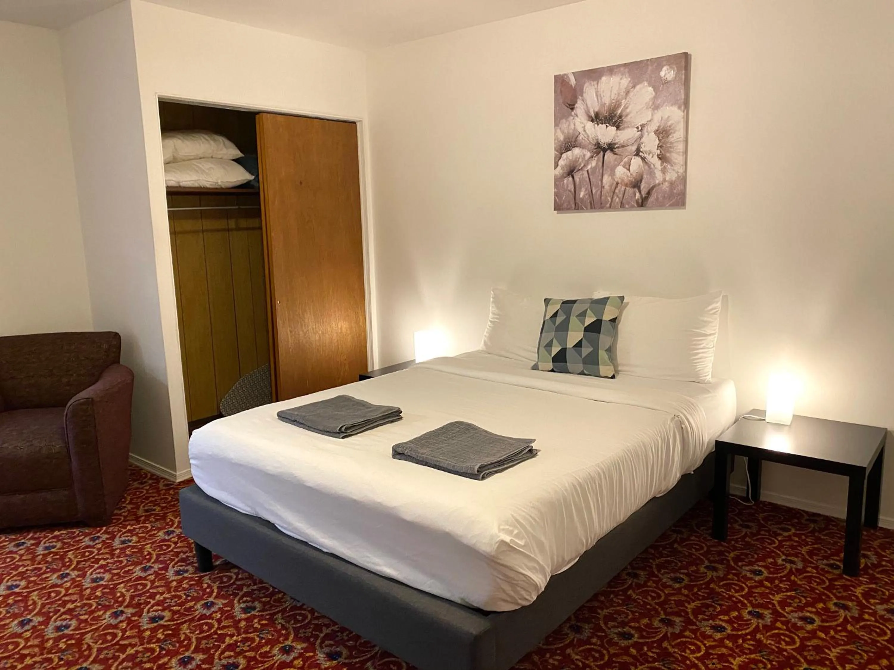 Bedroom, Bed in Alina & Fanny - Philadelphia Convention Center