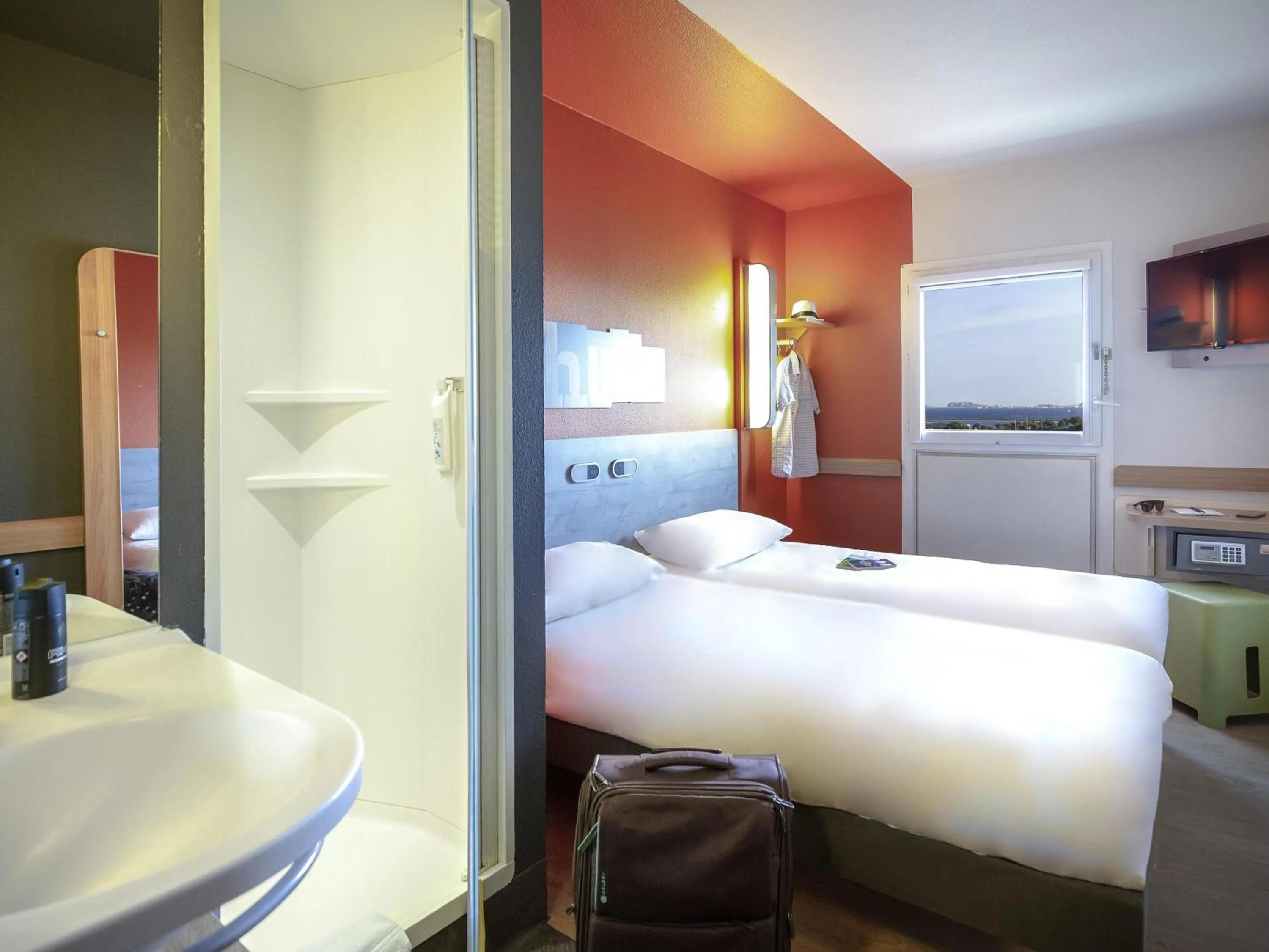 Bedroom, Bed in ibis budget Marseille L'Estaque