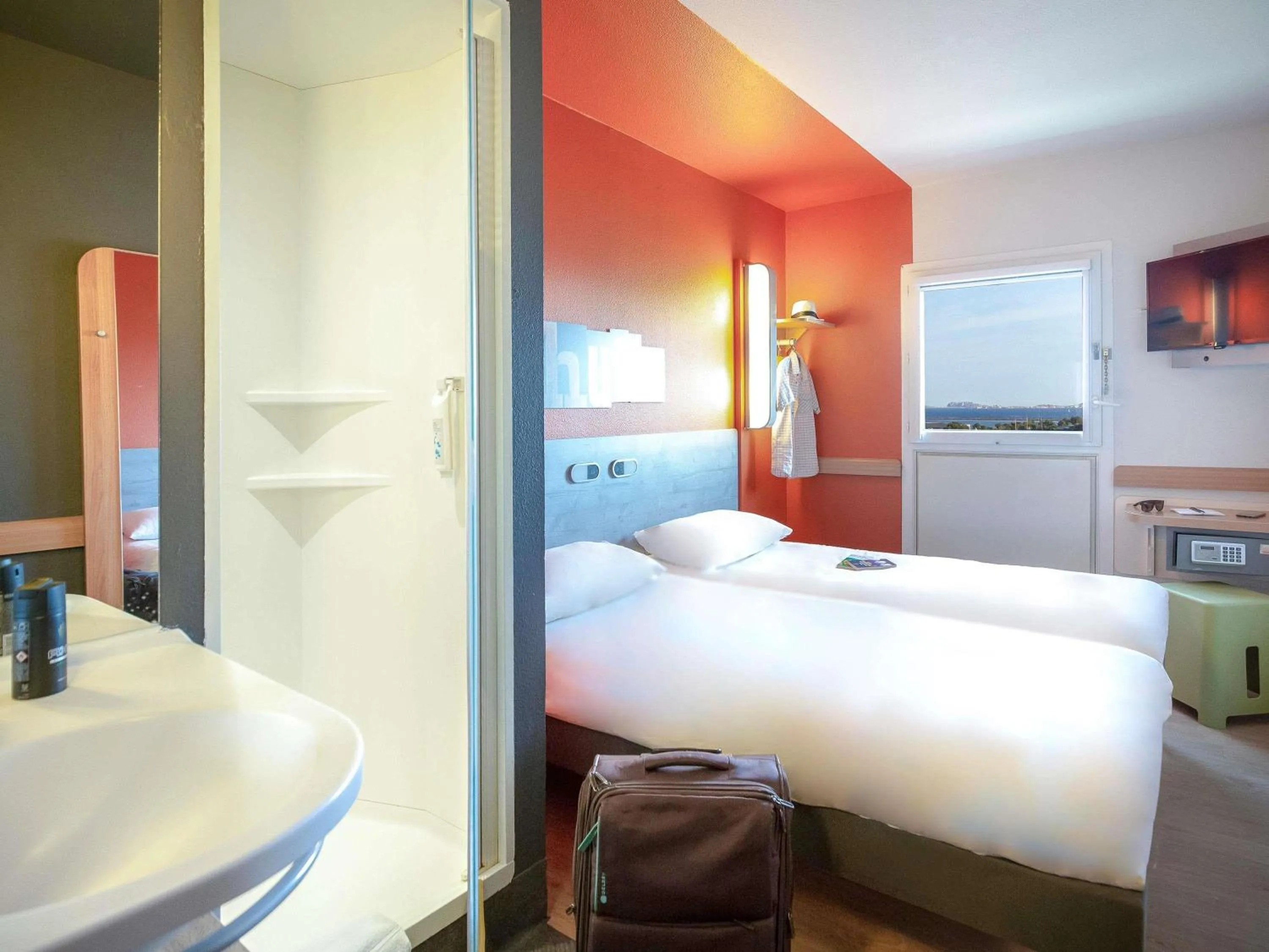 Bedroom, Bed in ibis budget Marseille L'Estaque