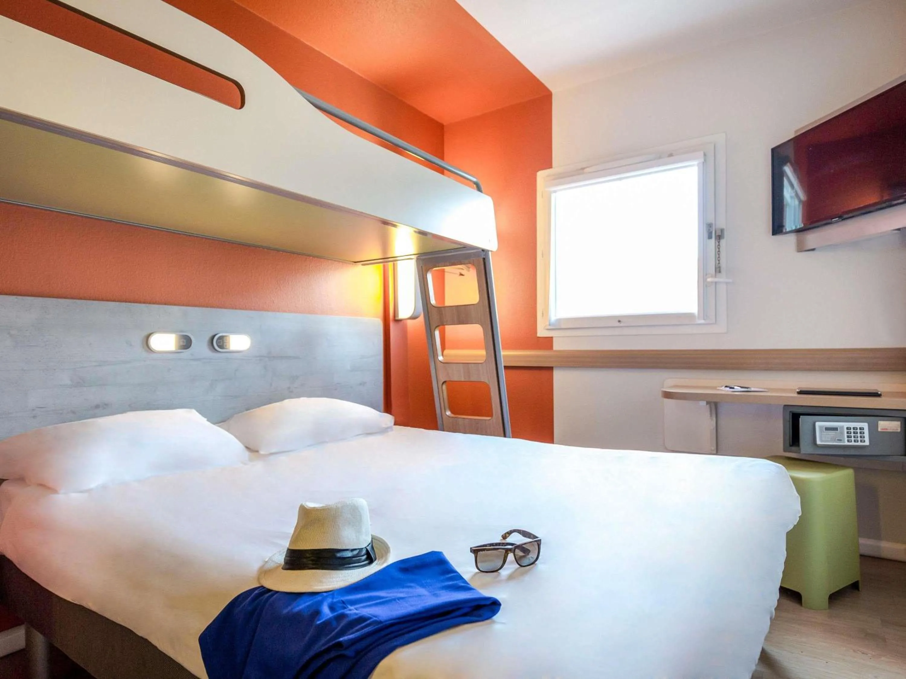 Bedroom, Bed in ibis budget Marseille L'Estaque
