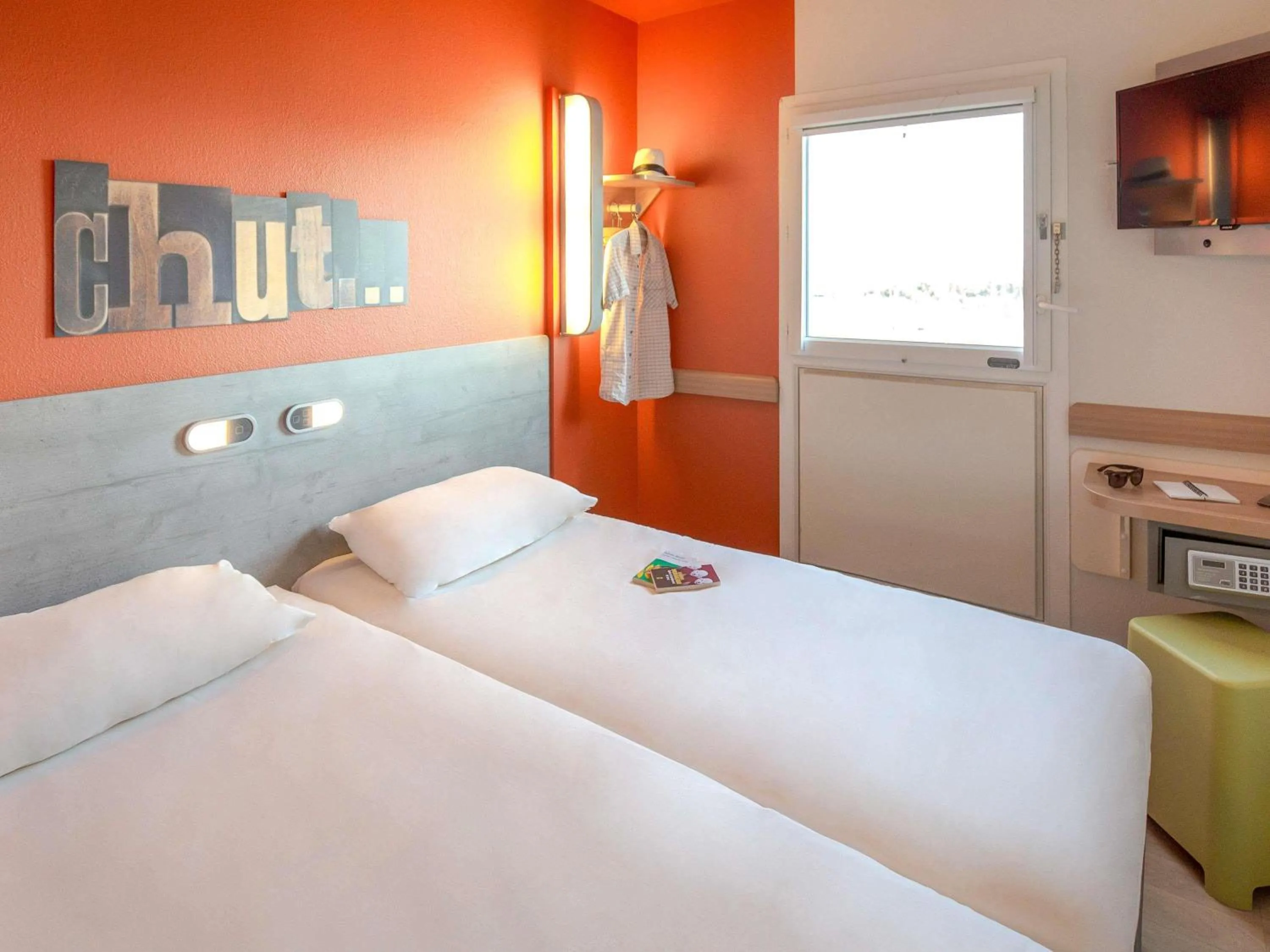 Bedroom, Bed in ibis budget Marseille L'Estaque