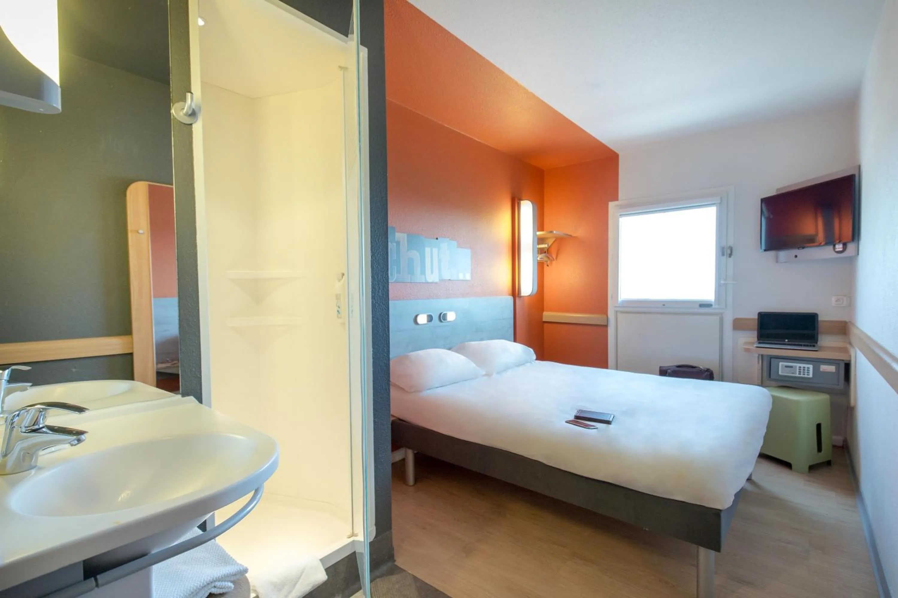 Shower, Bed in ibis budget Marseille L'Estaque