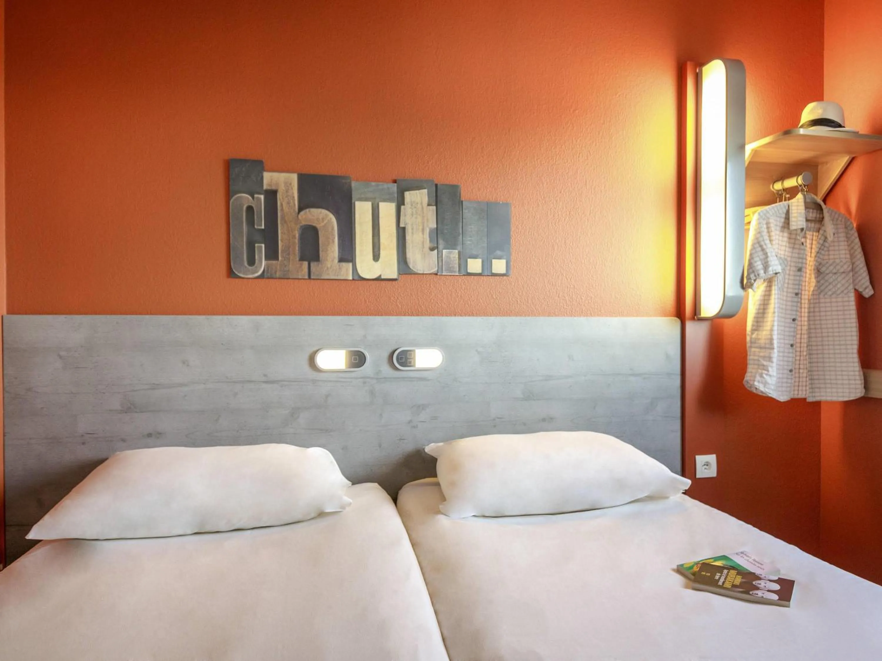 Bedroom, Bed in ibis budget Marseille L'Estaque