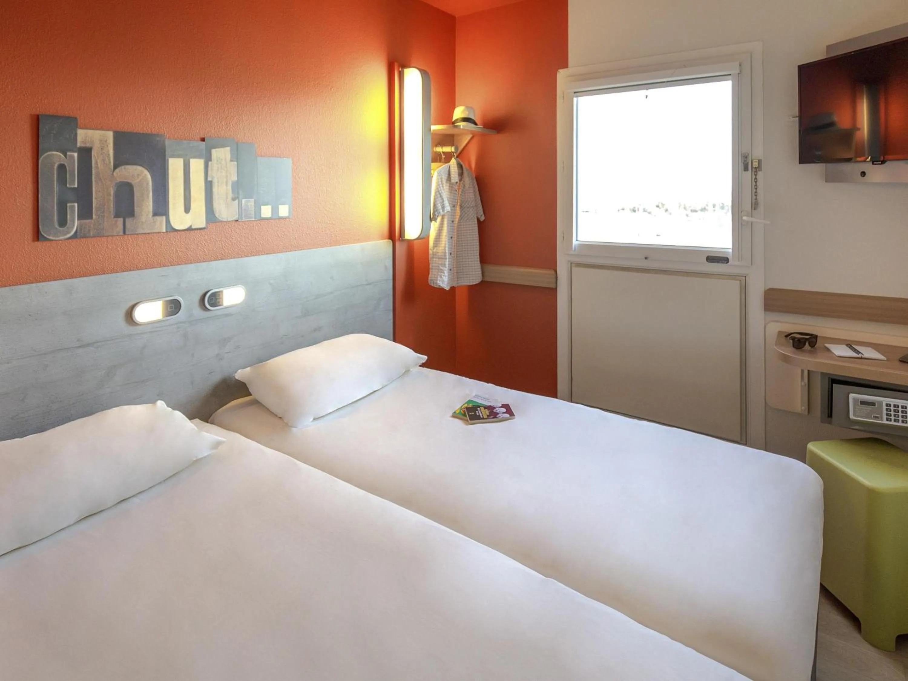 Bedroom, Bed in ibis budget Marseille L'Estaque