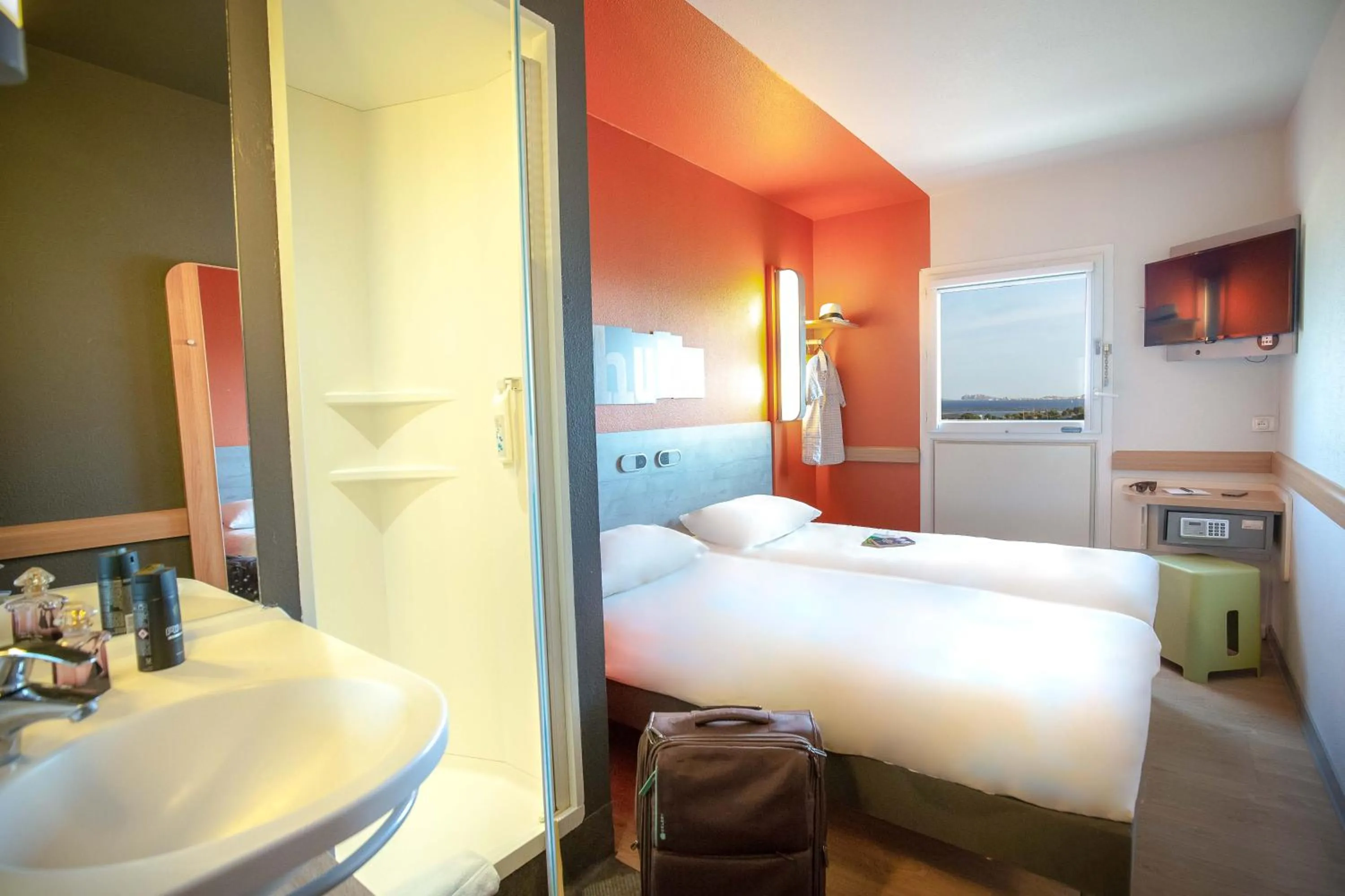 Shower, Bed in ibis budget Marseille L'Estaque
