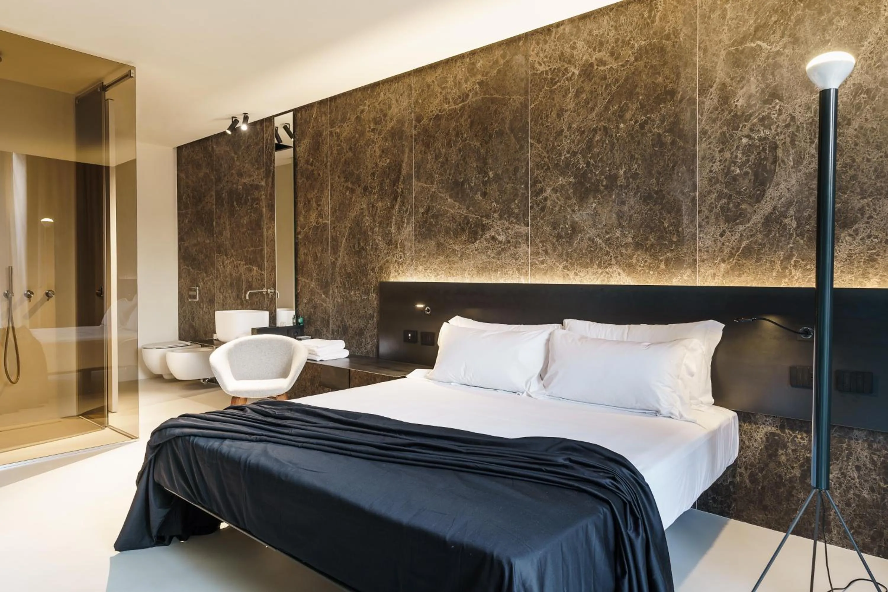 Shower, Bed in Meo Design Suites & Spa