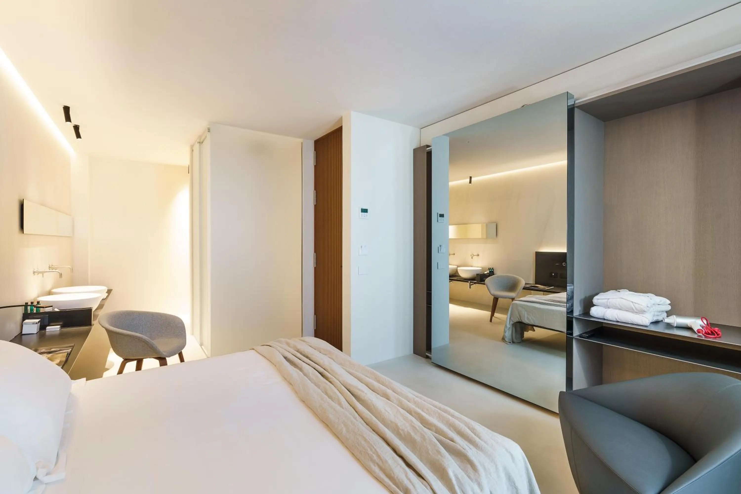 Shower, Bed in Meo Design Suites & Spa