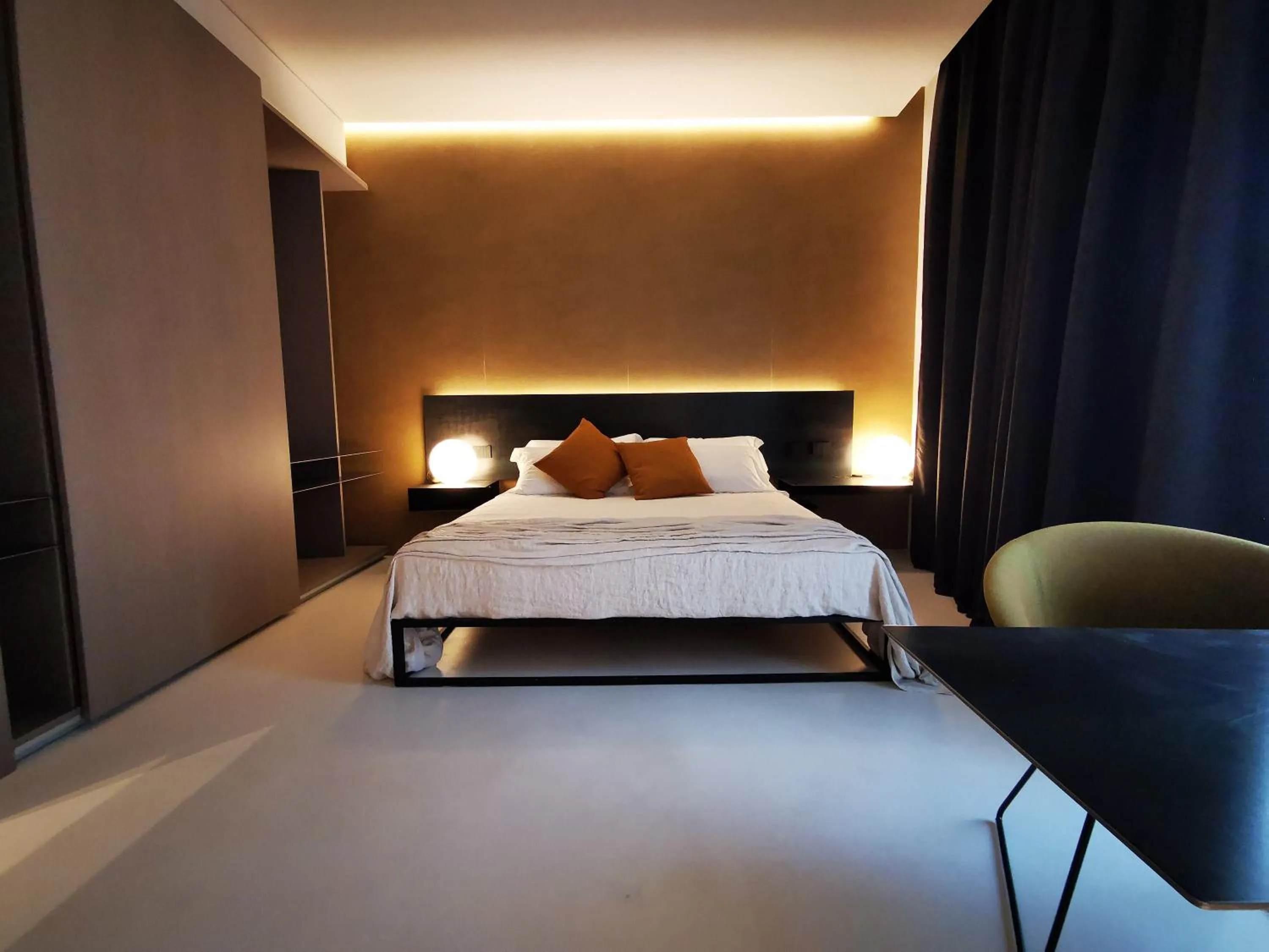 Shower, Bed in Meo Design Suites & Spa