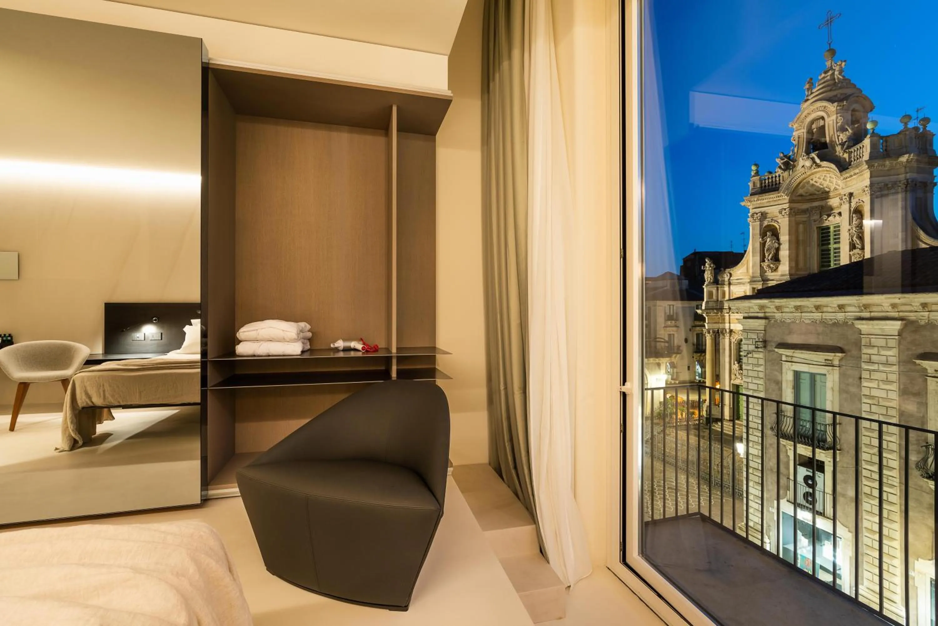 Shower, Bed in Meo Design Suites & Spa