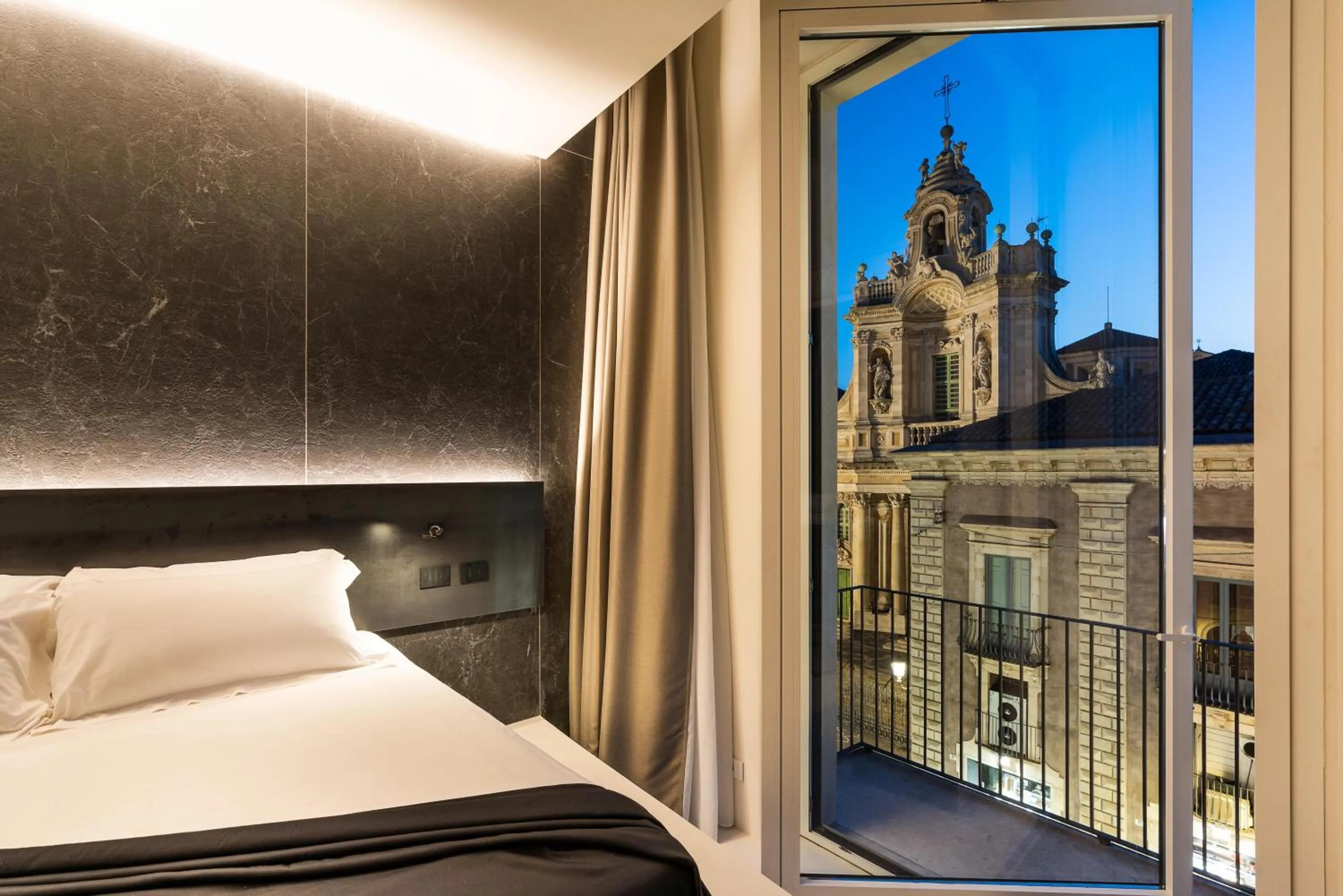 Shower, Bed in Meo Design Suites & Spa