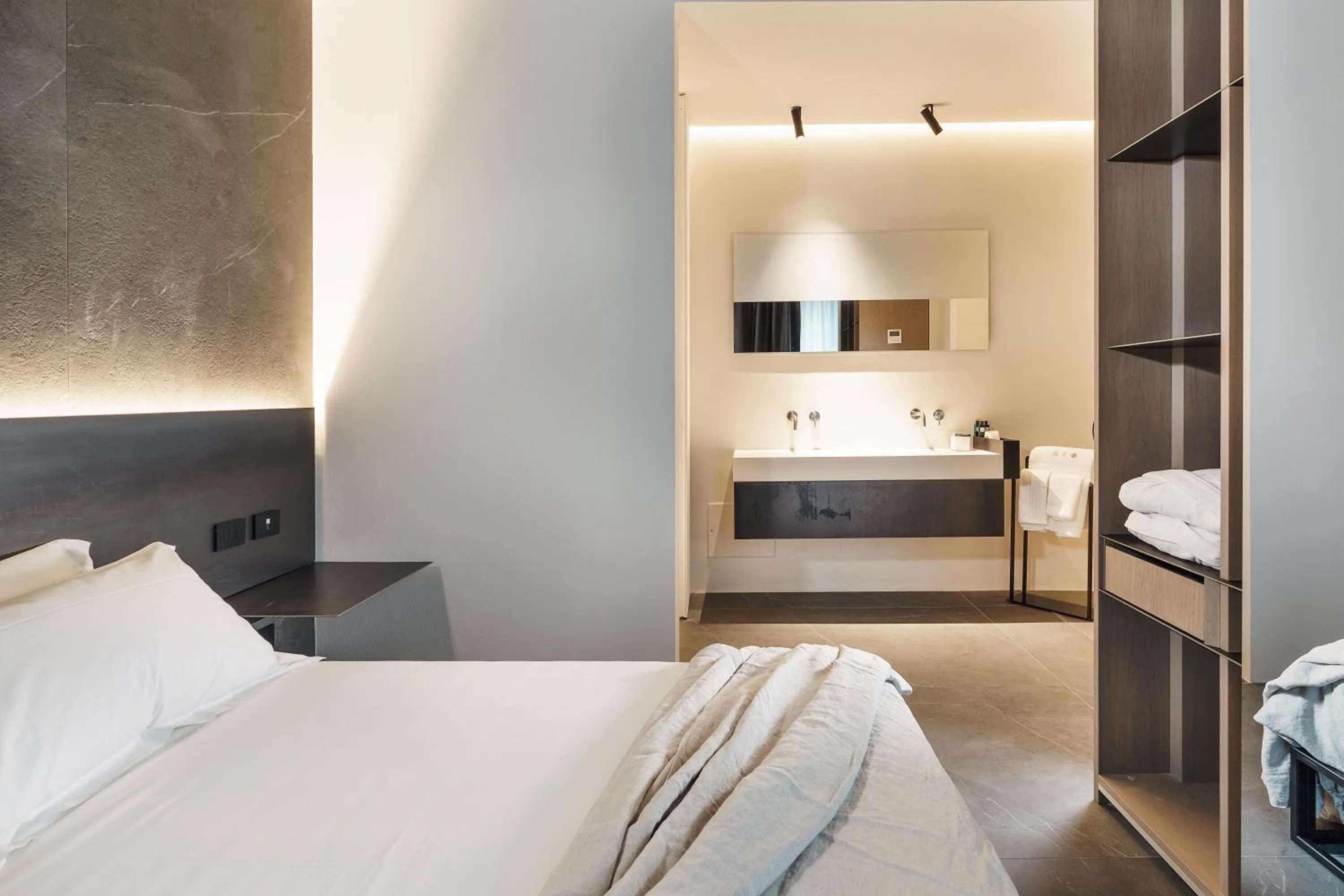 Property building, Bed in Meo Design Suites & Spa