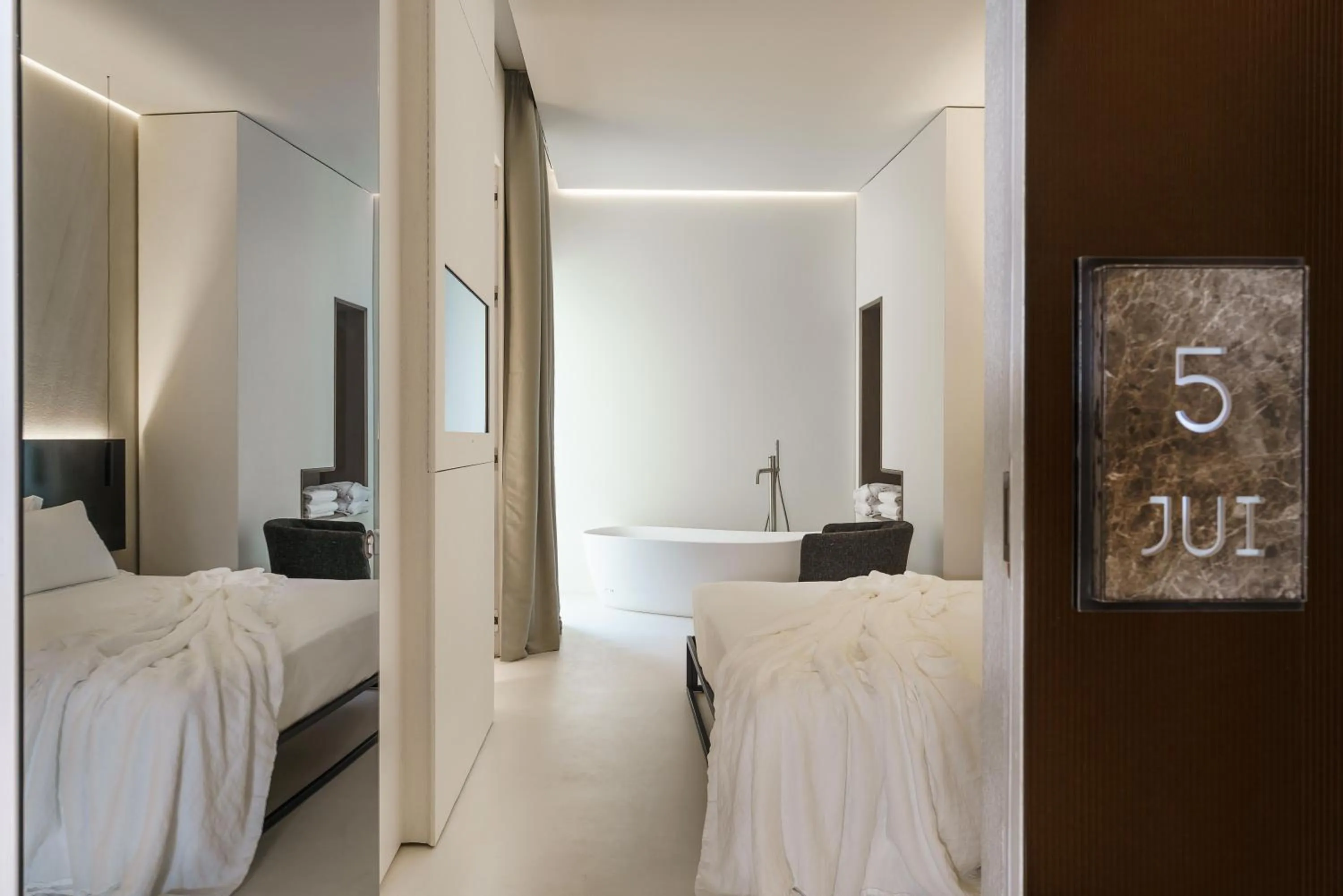 Shower, Bed in Meo Design Suites & Spa