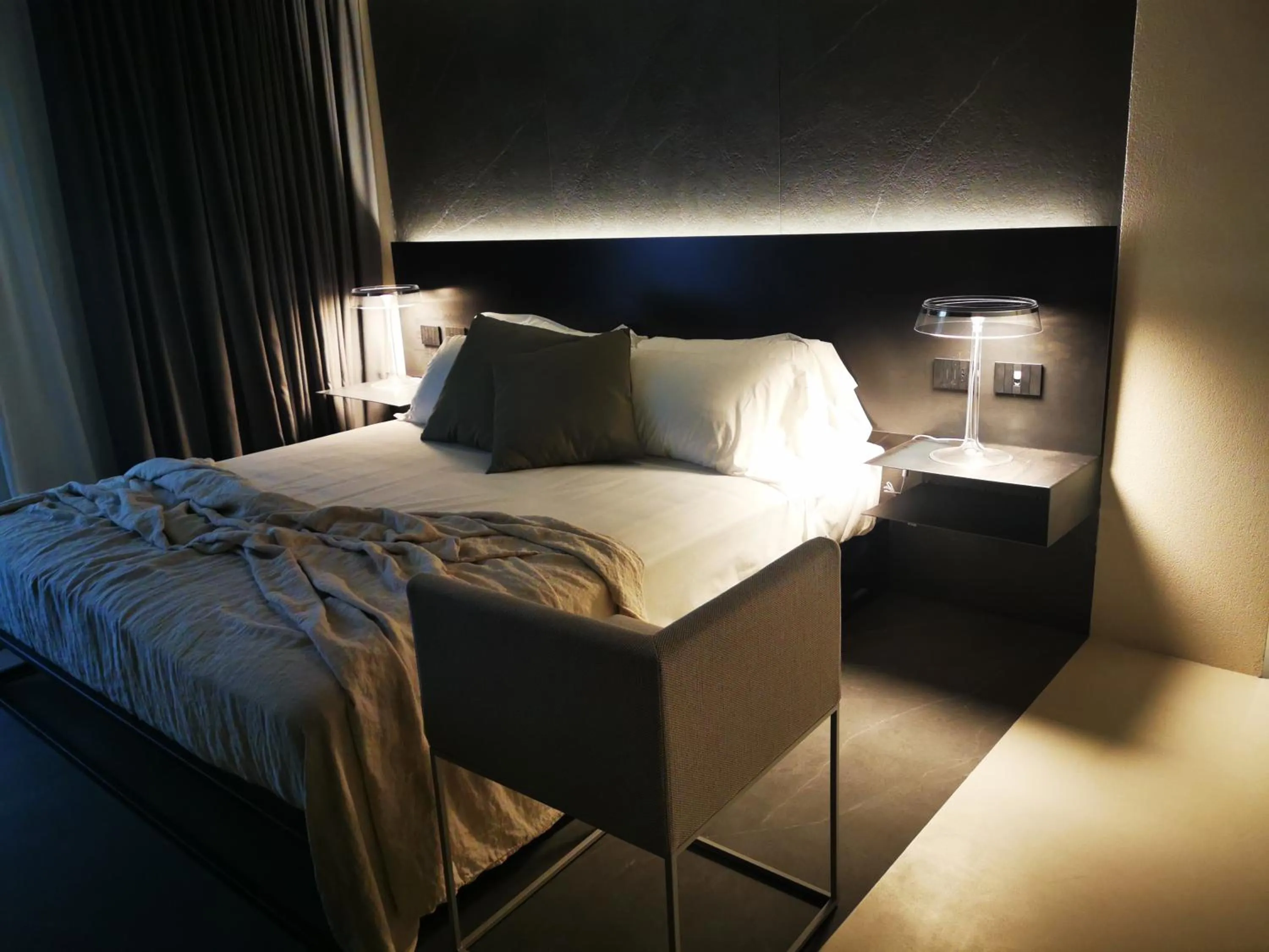 Shower, Bed in Meo Design Suites & Spa