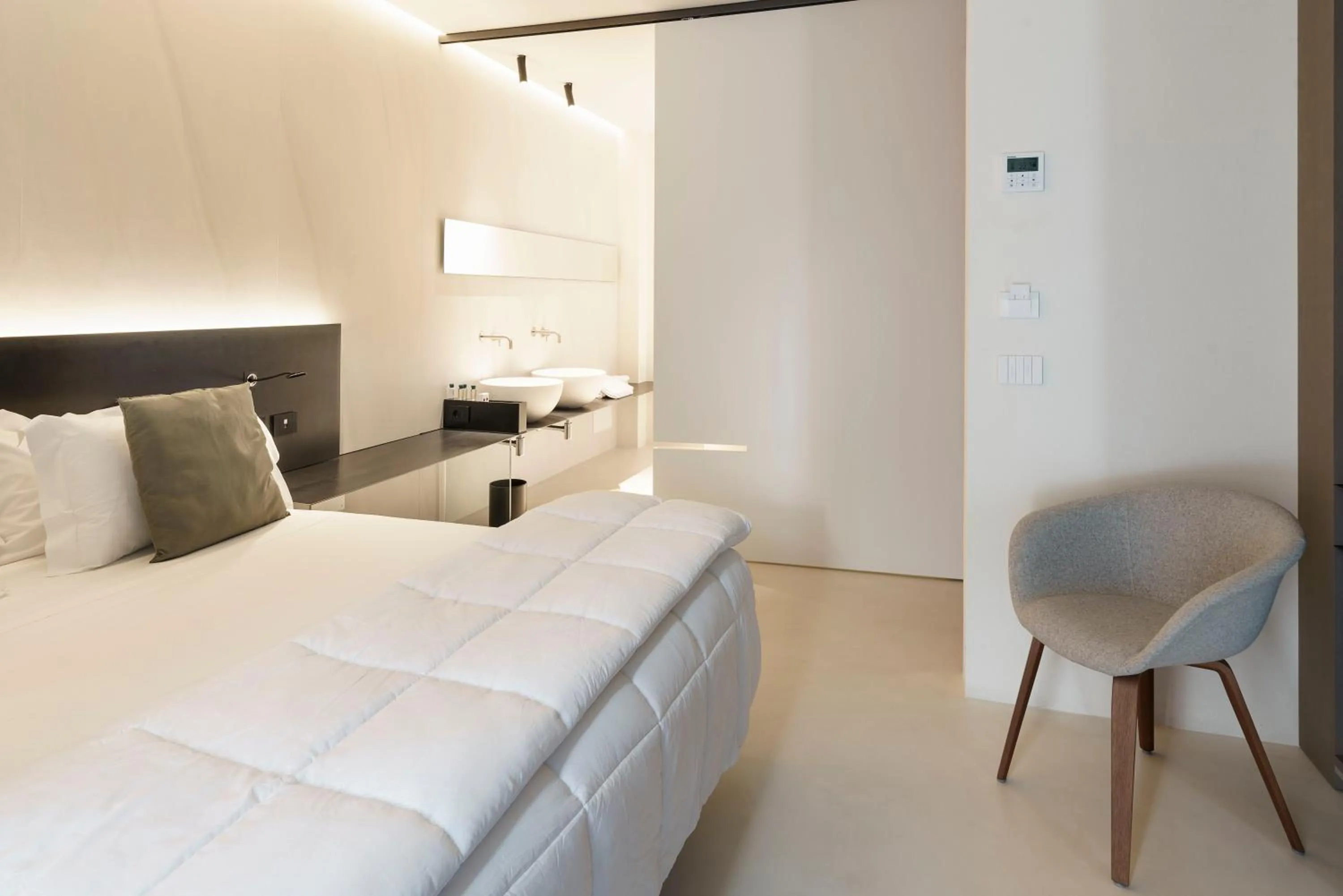 Shower, Bed in Meo Design Suites & Spa