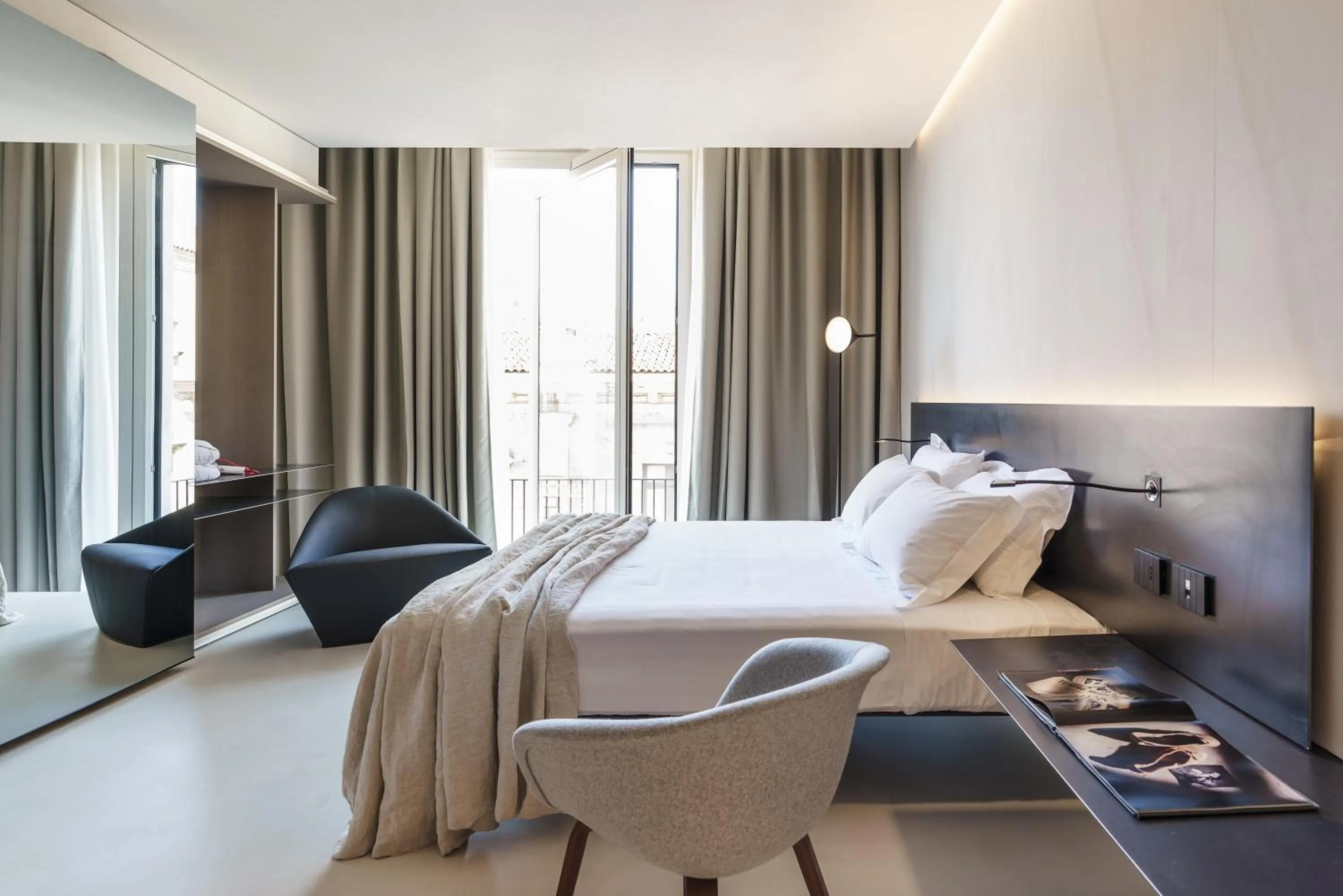 Shower, Bed in Meo Design Suites & Spa