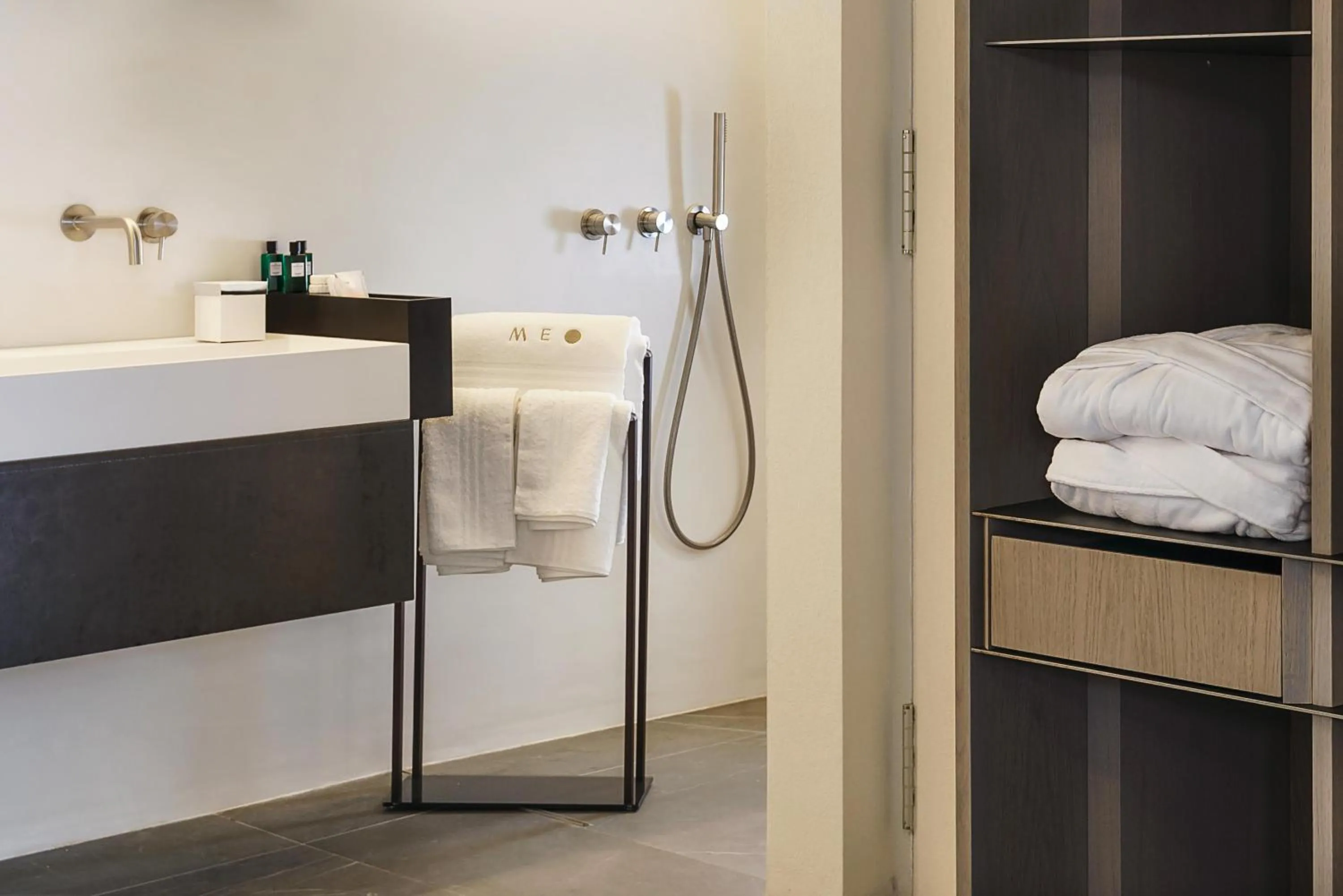 Shower, Bed in Meo Design Suites & Spa