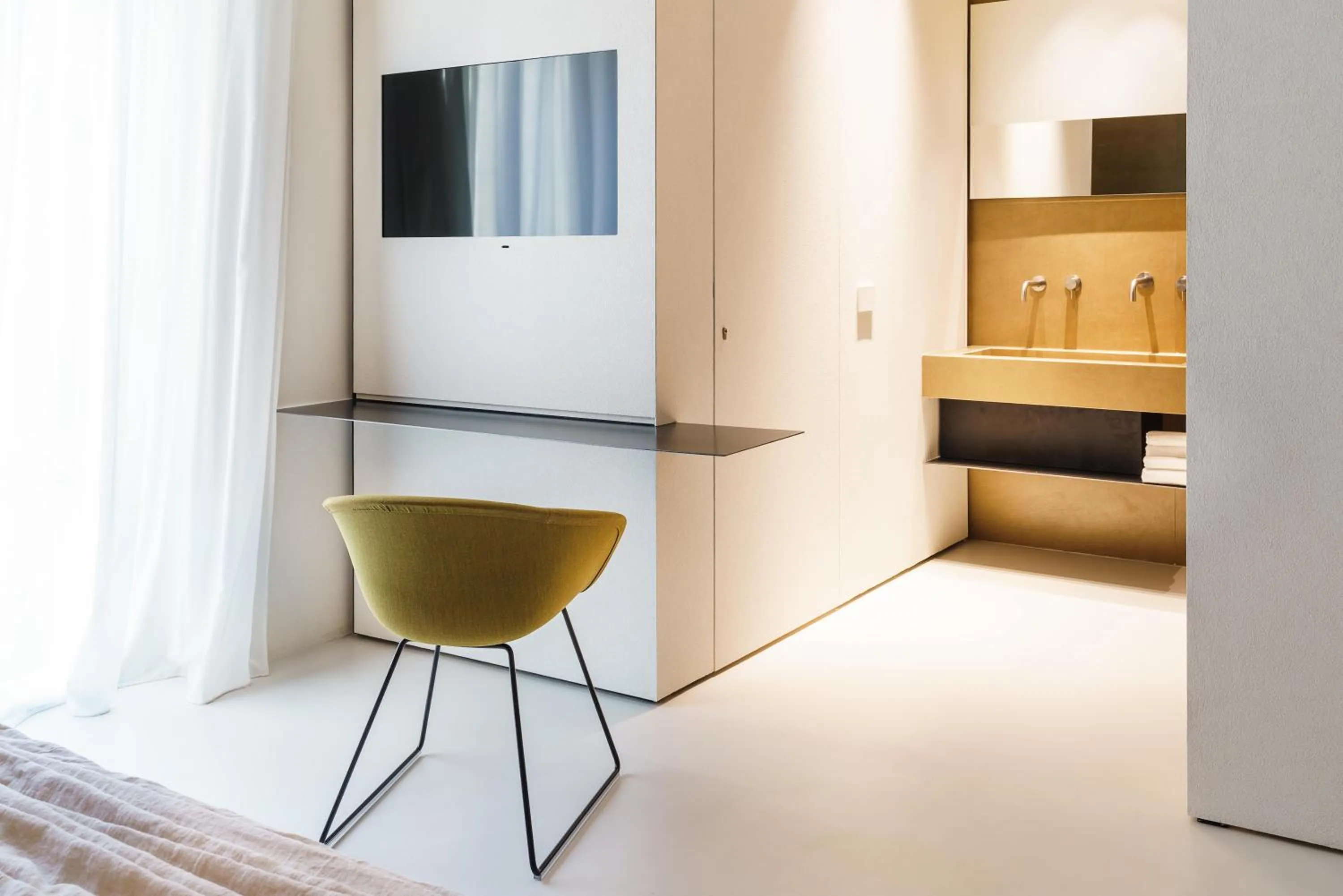 Shower, Bed in Meo Design Suites & Spa