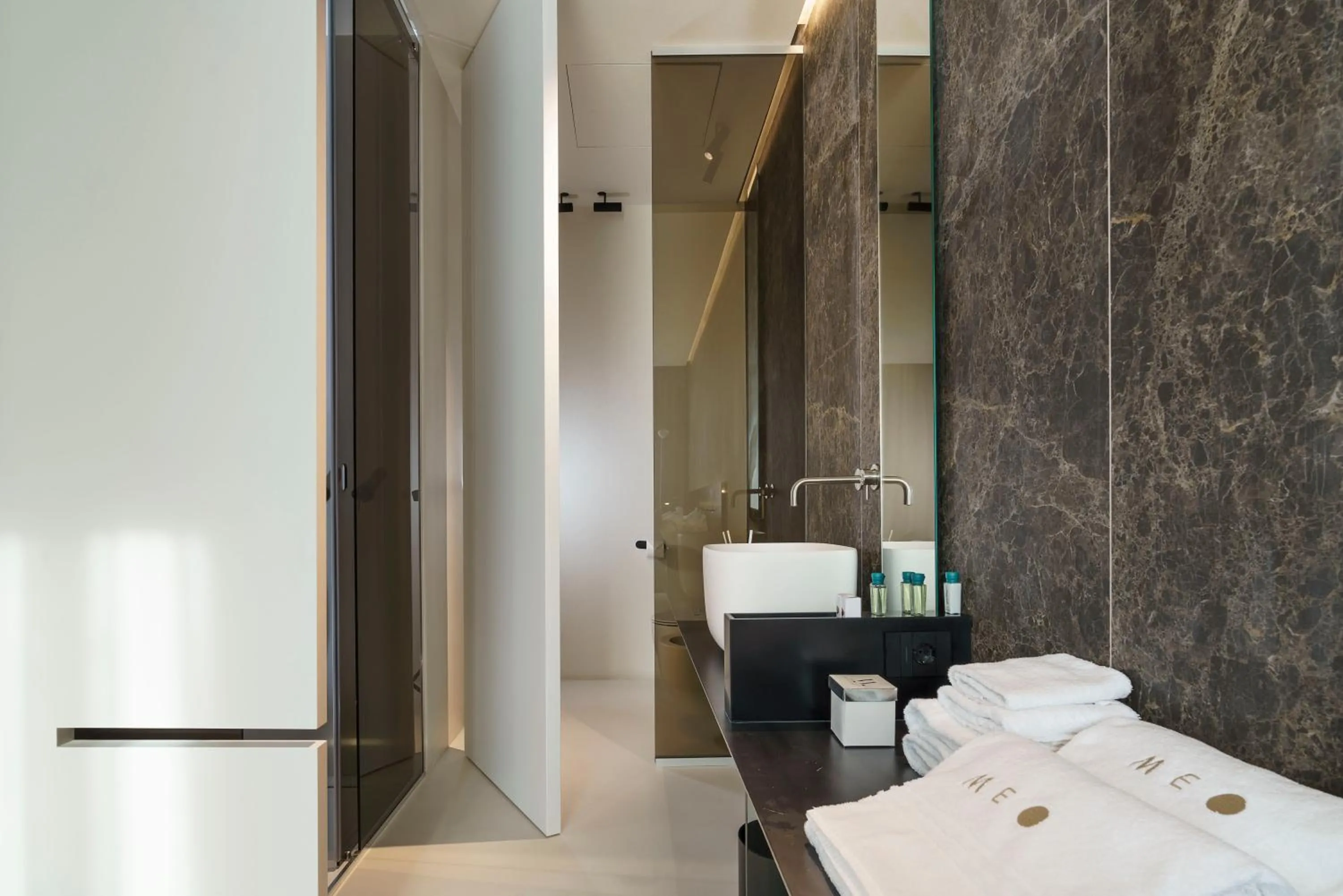 Shower, Bed in Meo Design Suites & Spa