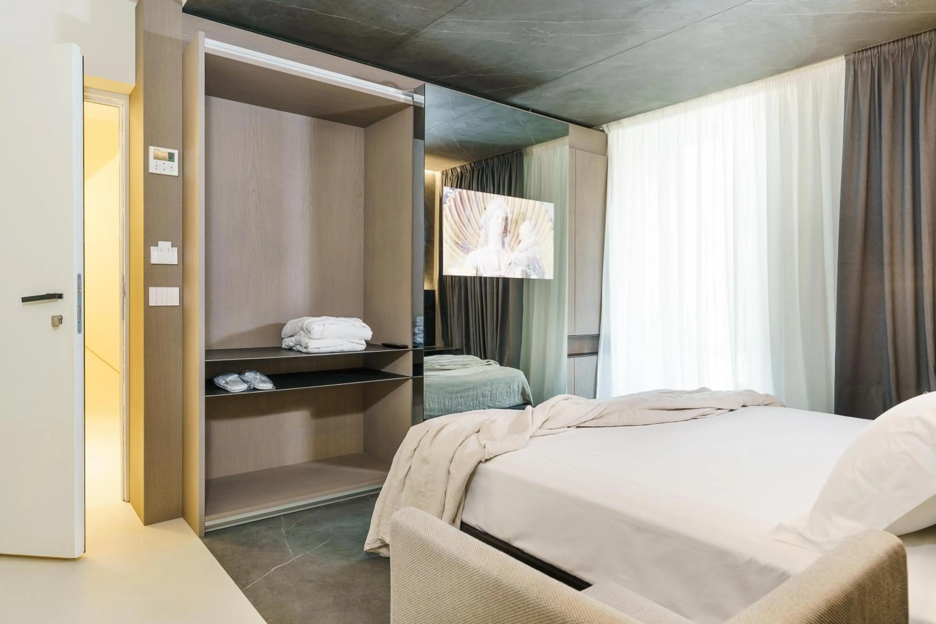 Shower, Bed in Meo Design Suites & Spa