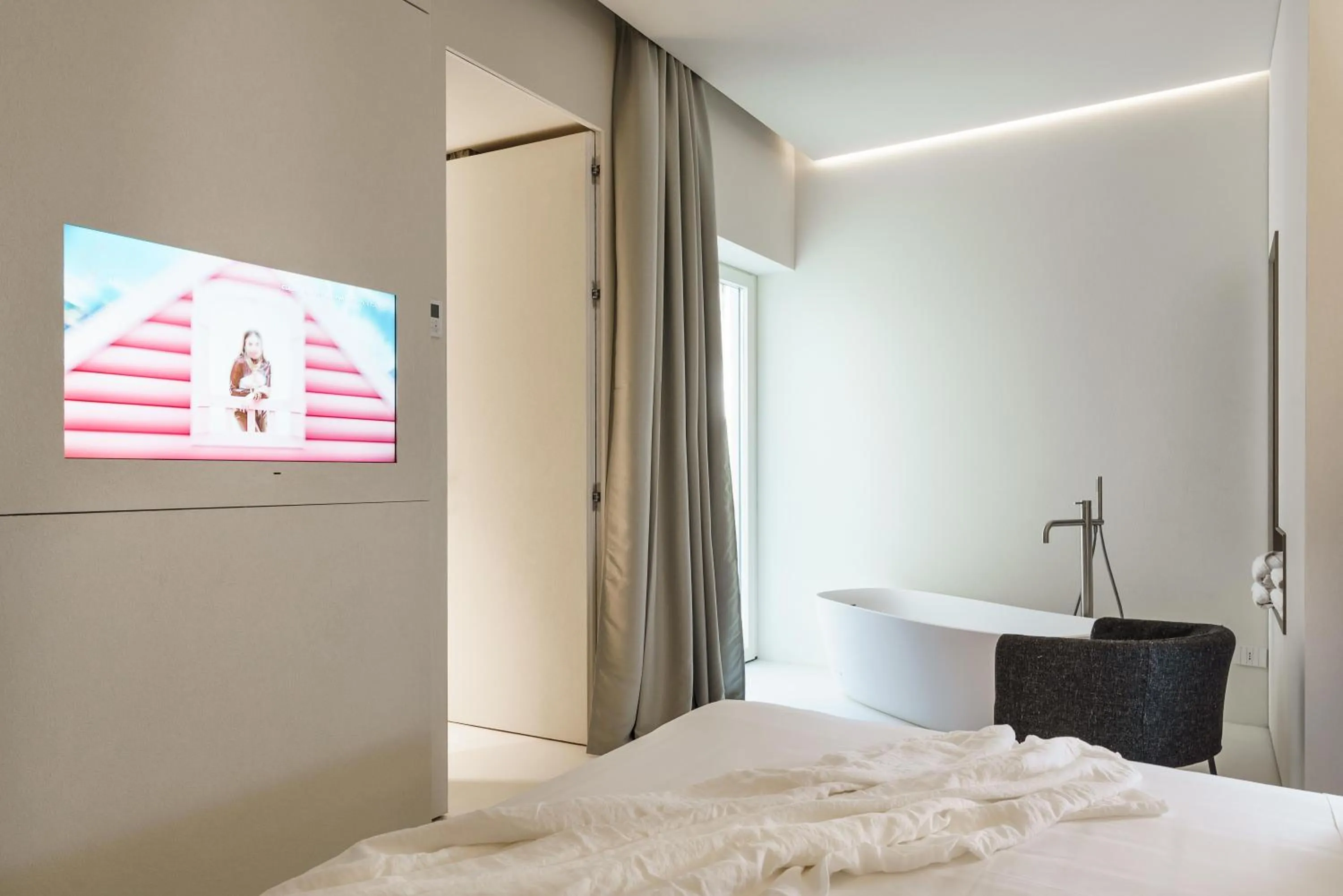 Shower, Bed in Meo Design Suites & Spa
