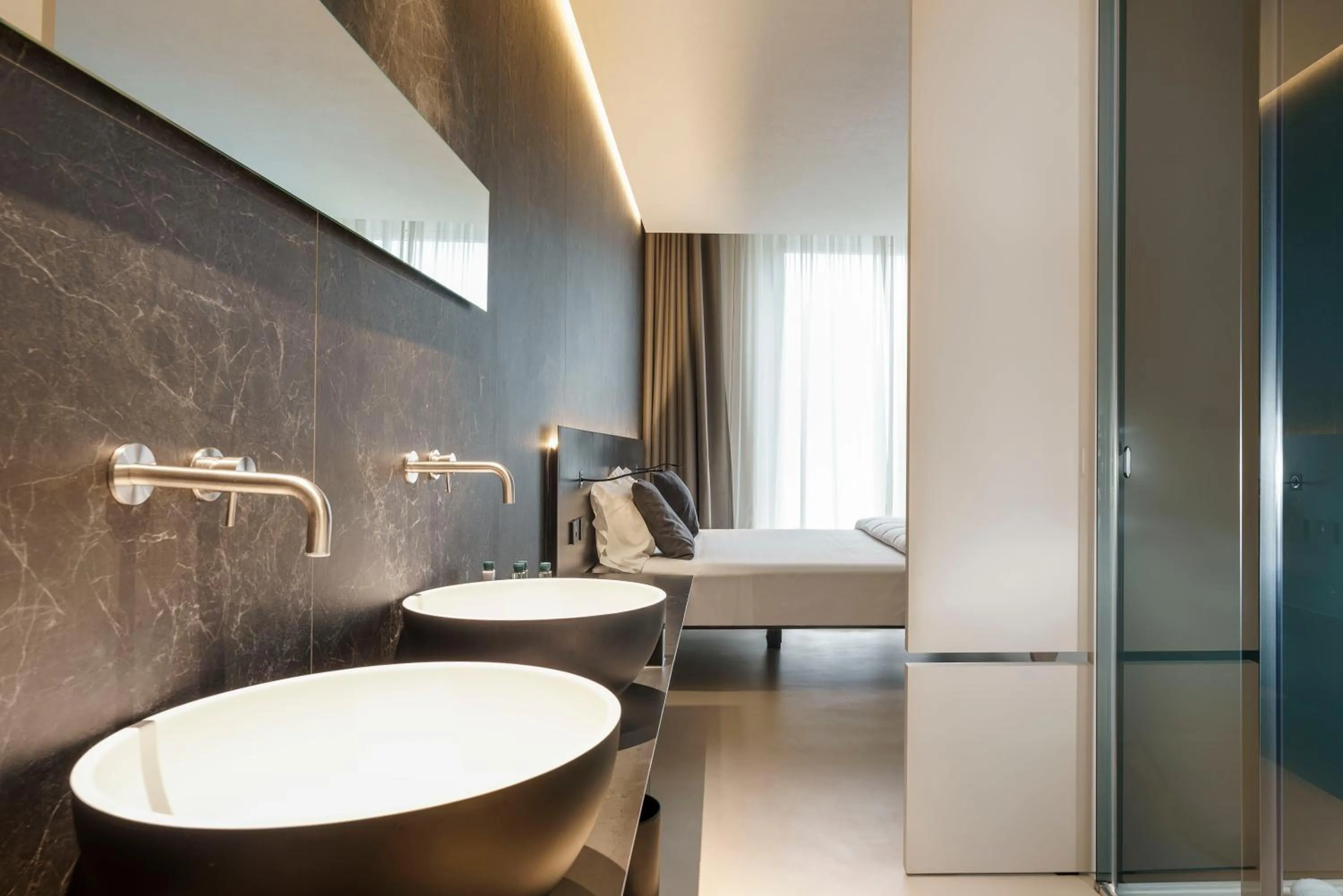 Shower, Bed in Meo Design Suites & Spa