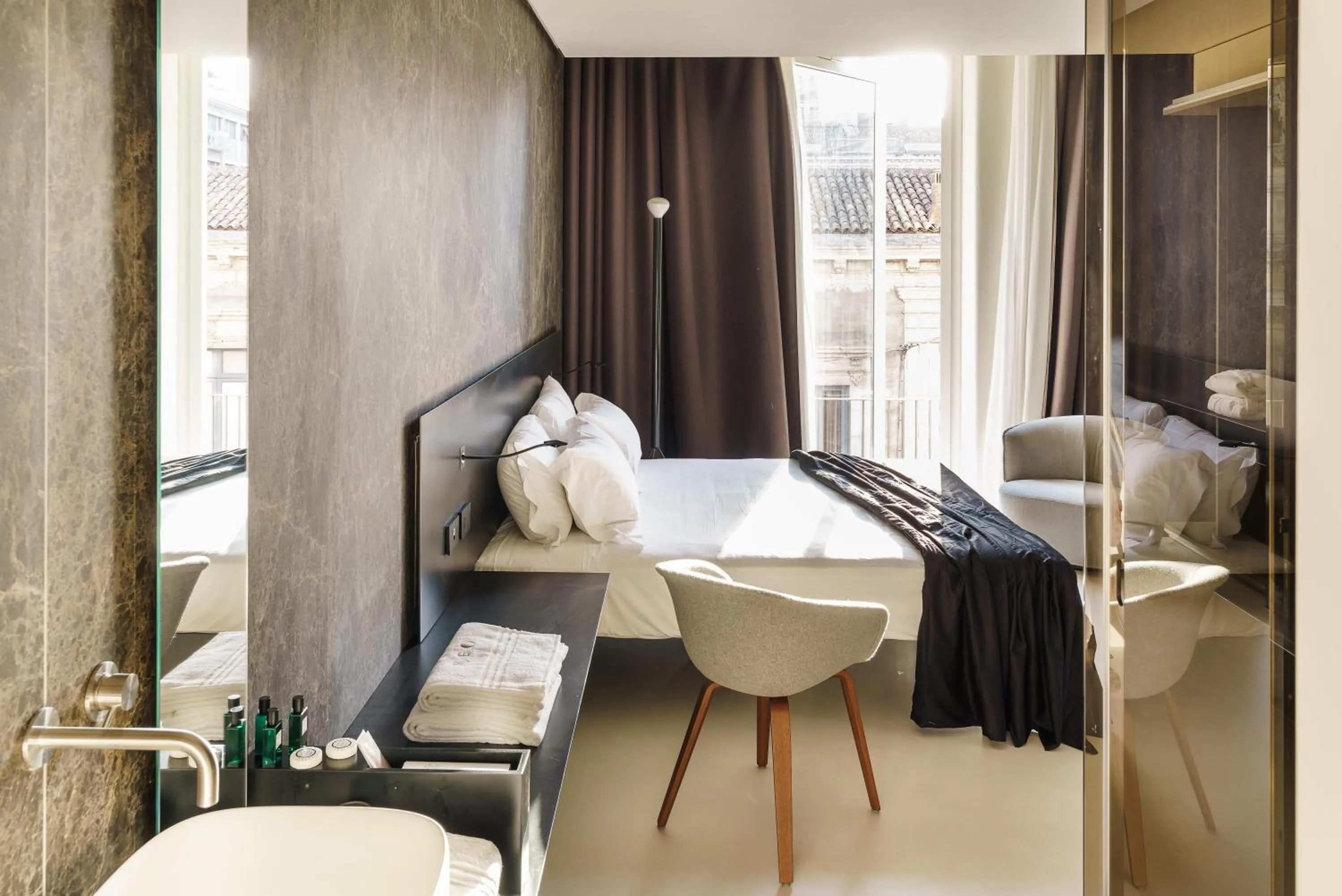 Shower, Bed in Meo Design Suites & Spa