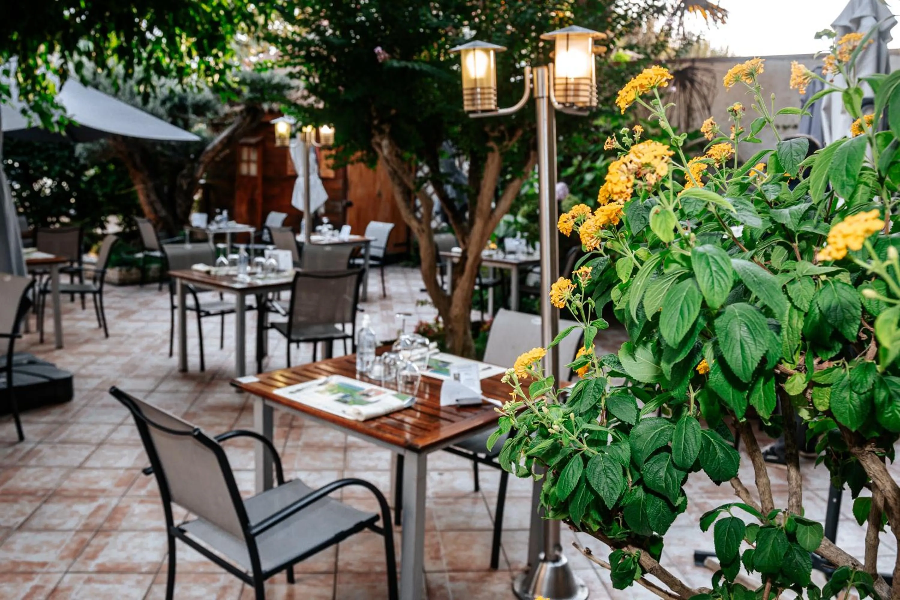 Patio in Hôtel Le Tivoli