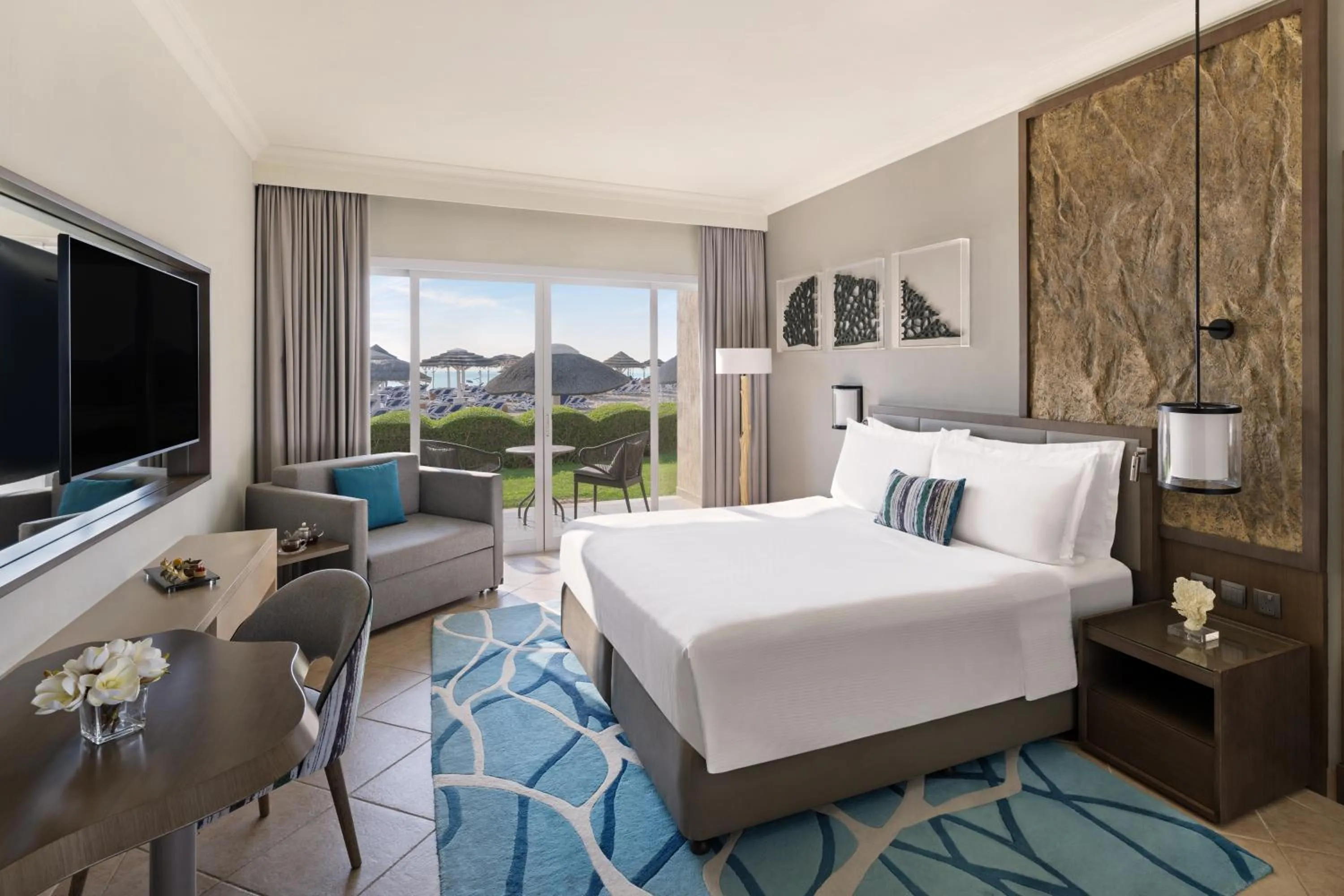 Bedroom, Bed in Fujairah Rotana Resort & Spa - Al Aqah Beach