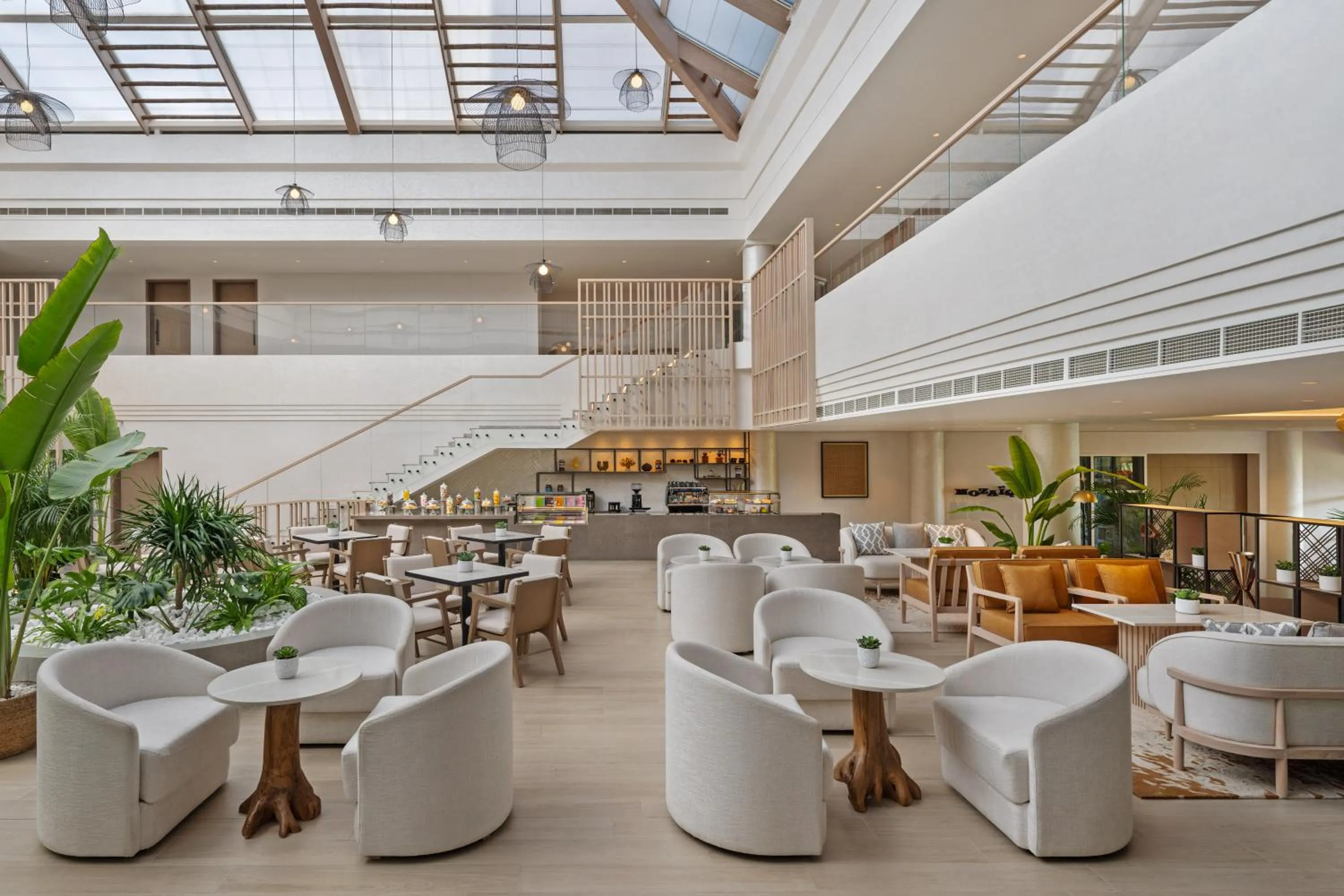 Lobby or reception in Fujairah Rotana Resort & Spa - Al Aqah Beach