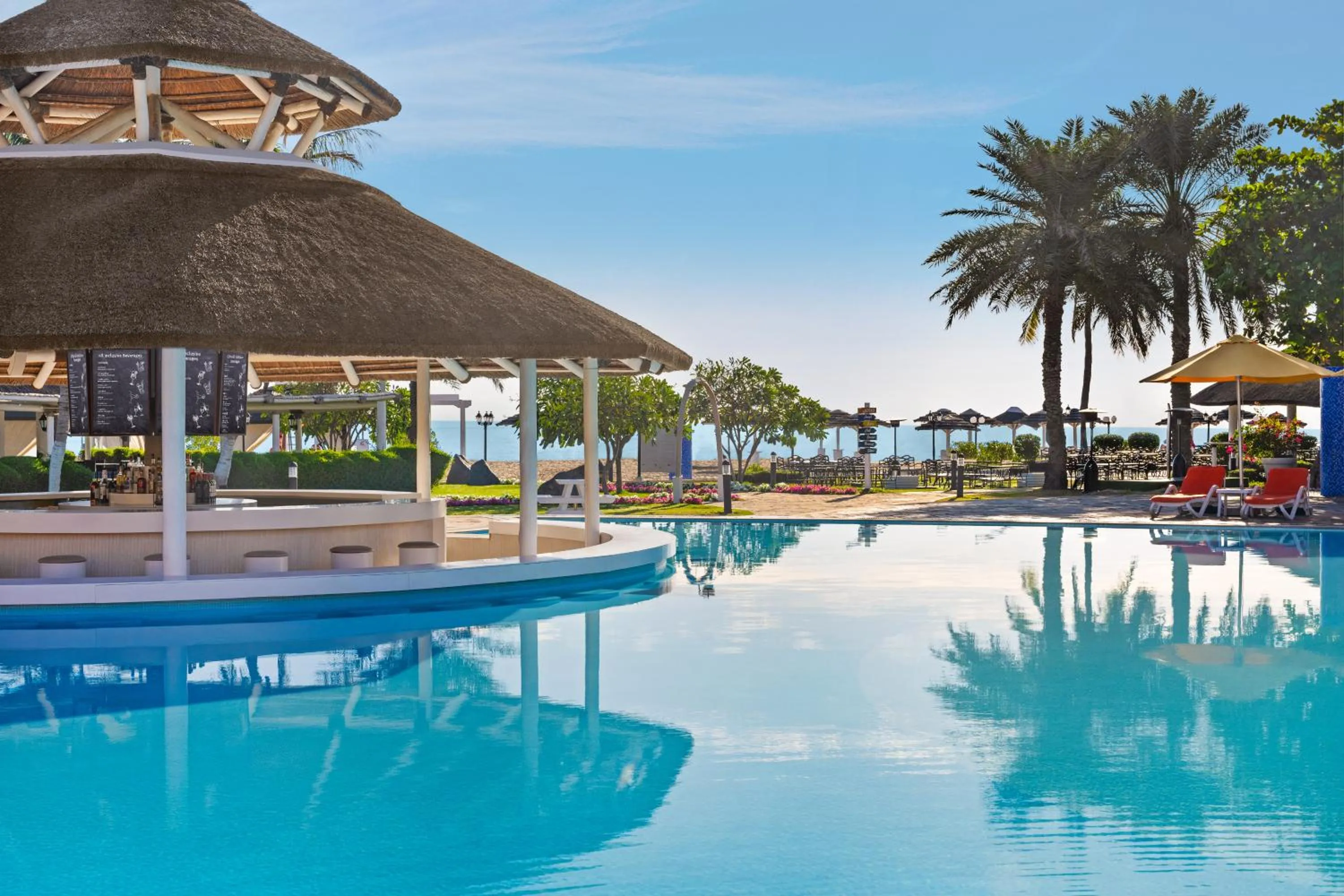 Lounge or bar in Fujairah Rotana Resort & Spa - Al Aqah Beach