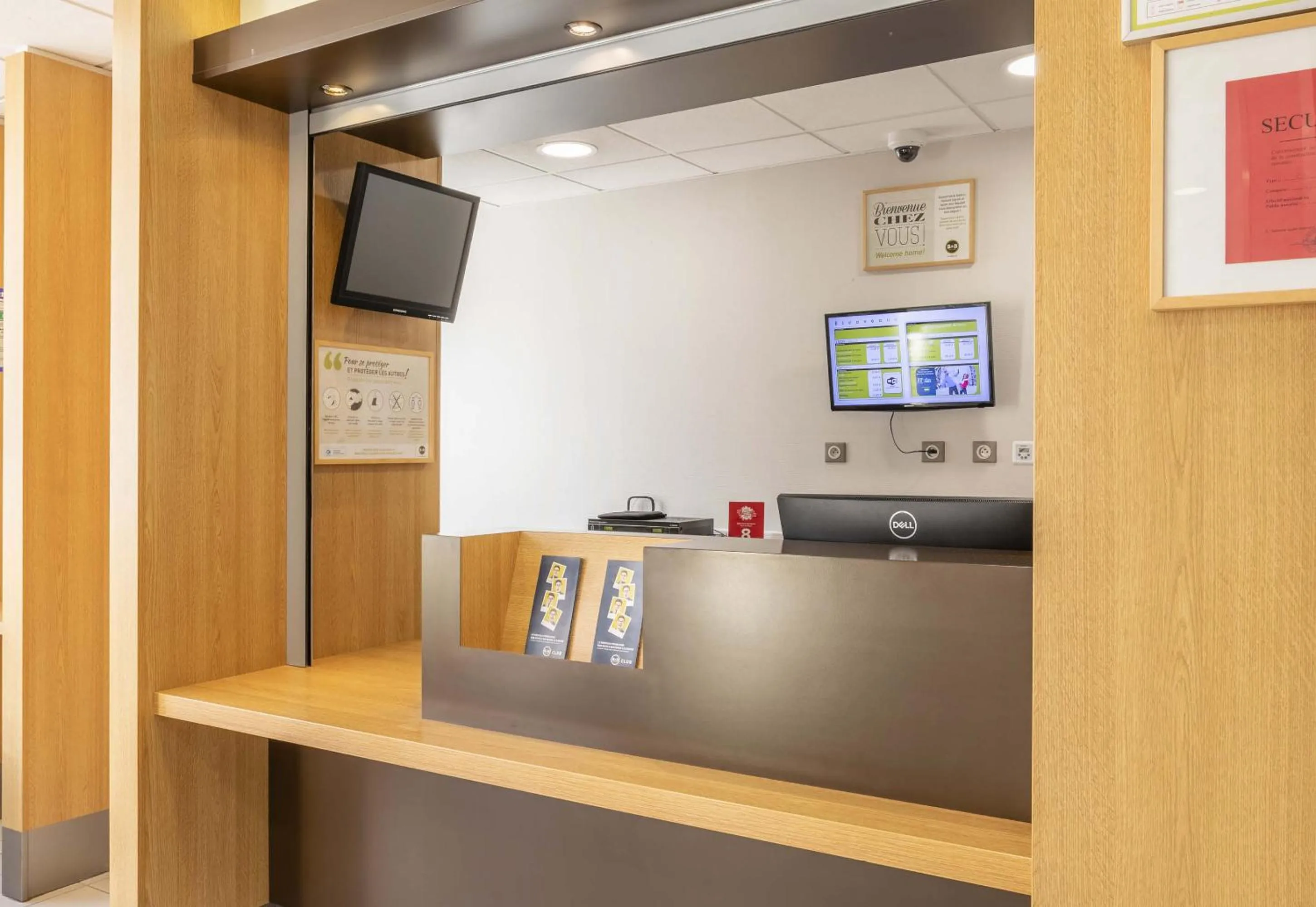 Lobby or reception in B&B HOTEL Martigues Port-de-Bouc