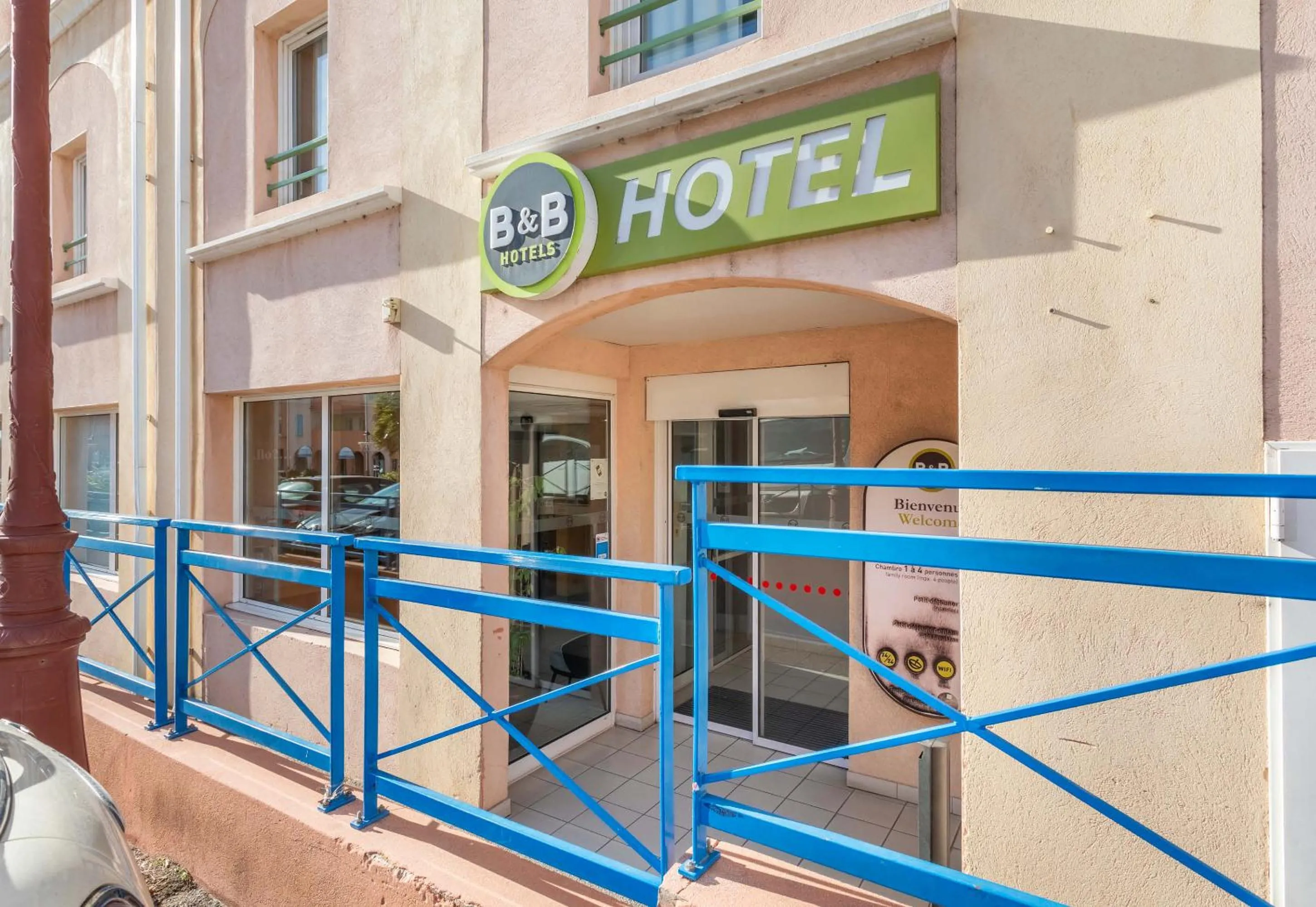 Facade/entrance in B&B HOTEL Martigues Port-de-Bouc