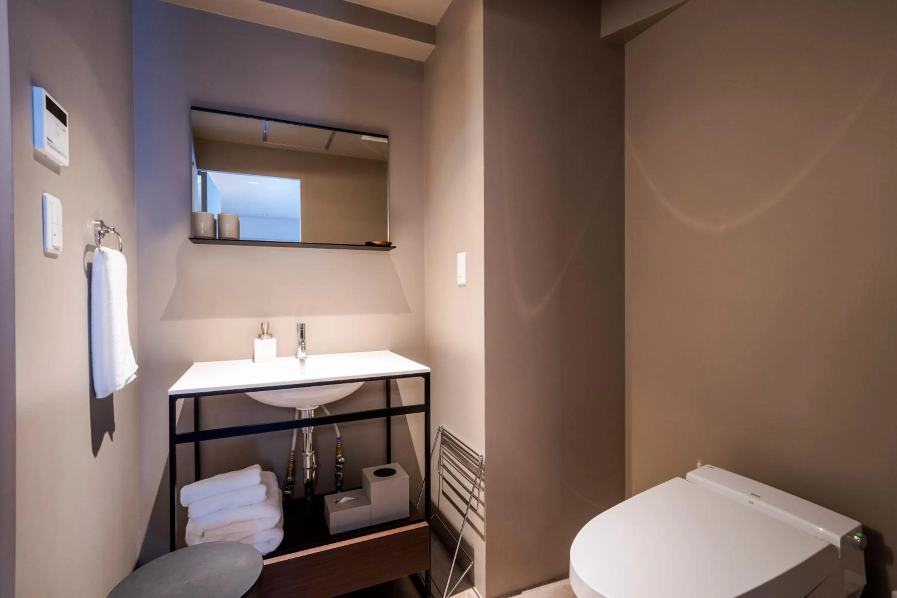 Toilet, Bed in HOTEL PETIT SUITE SOGENJI ISHIMON